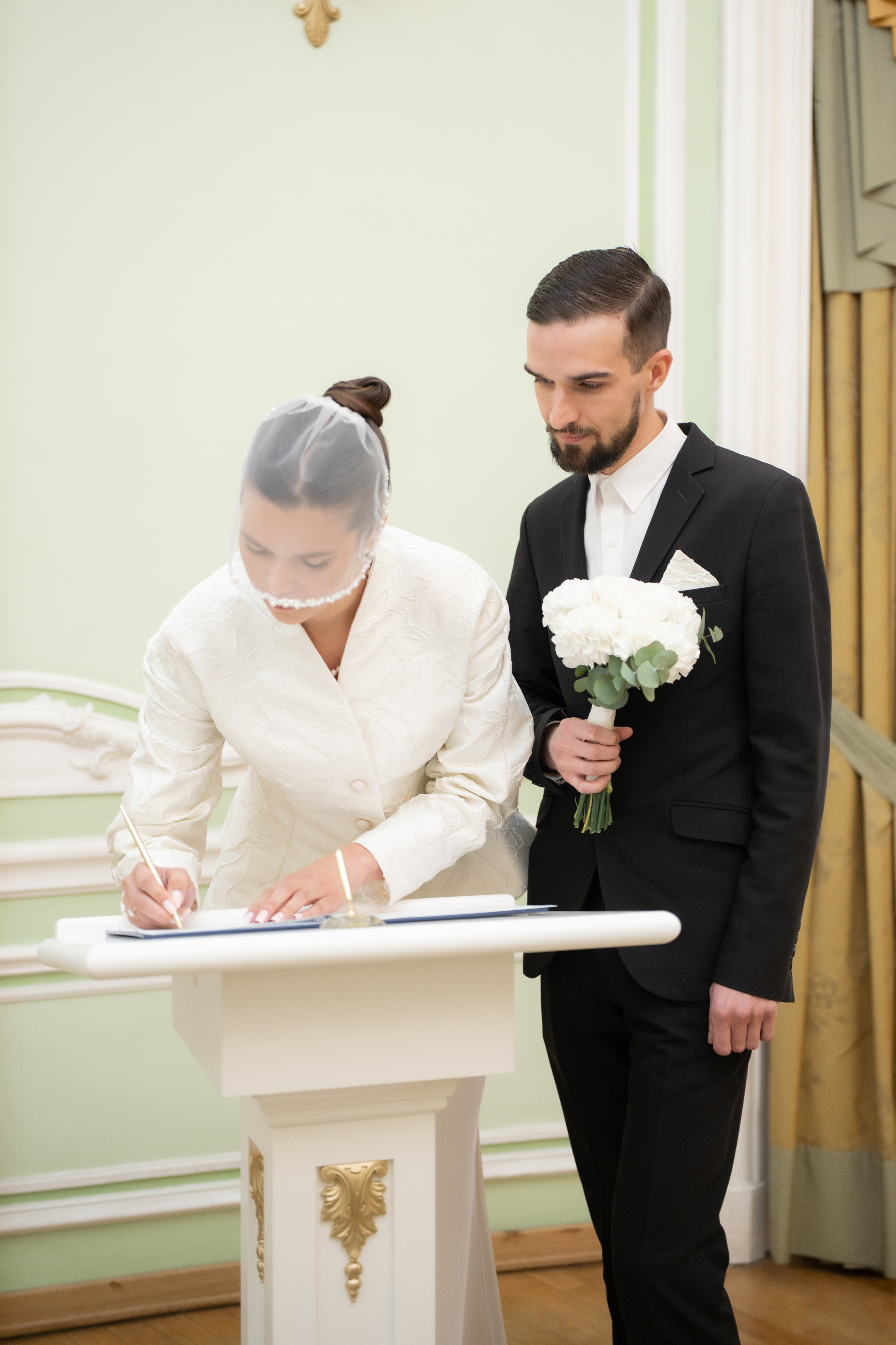 Свадебная фотосессия в Апреле в Петербурге. Свадебный фотограф Александр Невский в Санкт-Петербурге