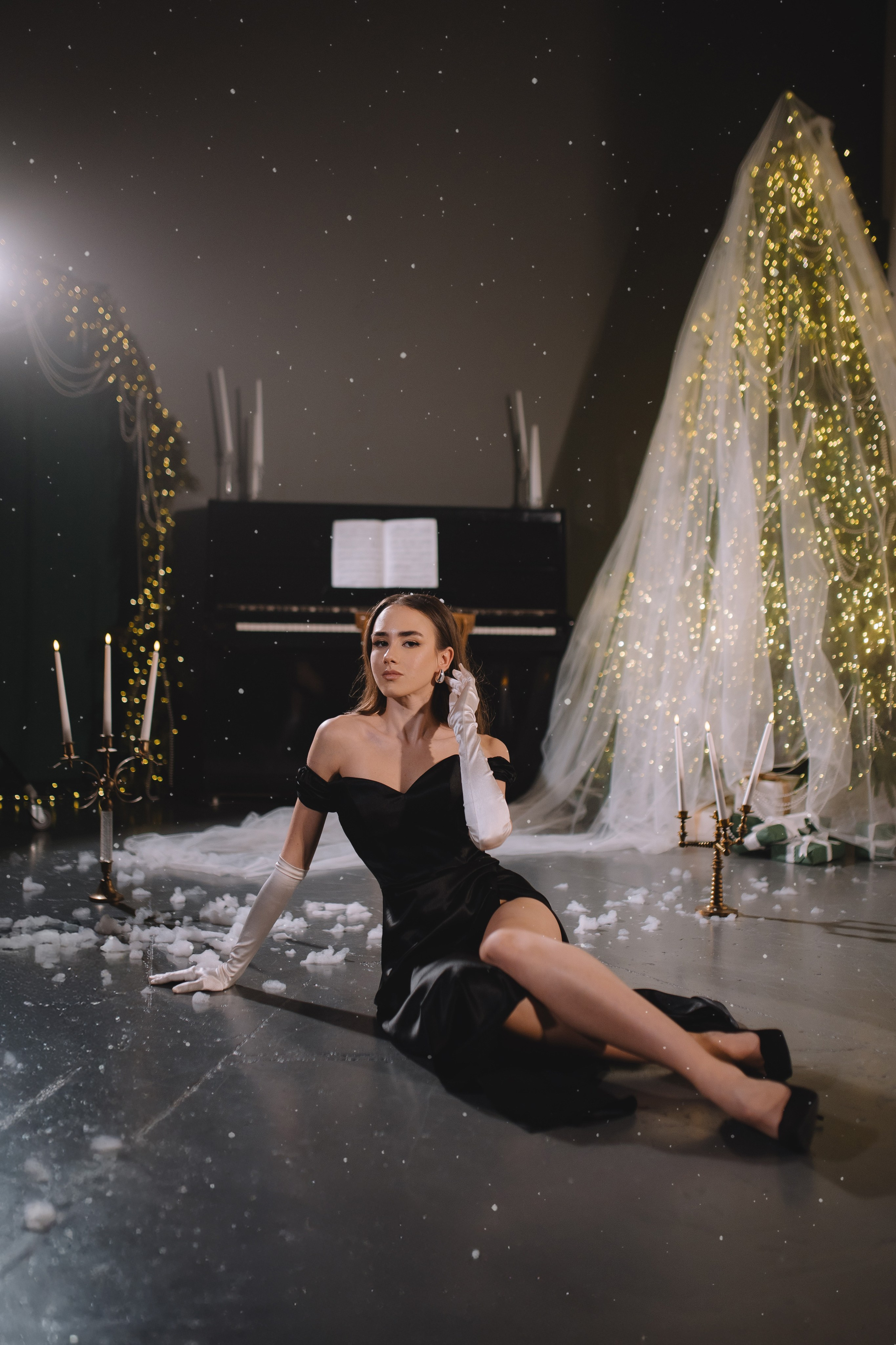 Зимняя фотосессия пары с падающим снегом при свечах. Фотограф и видеограф в Мурманске, Москве Екатерина Нечаева