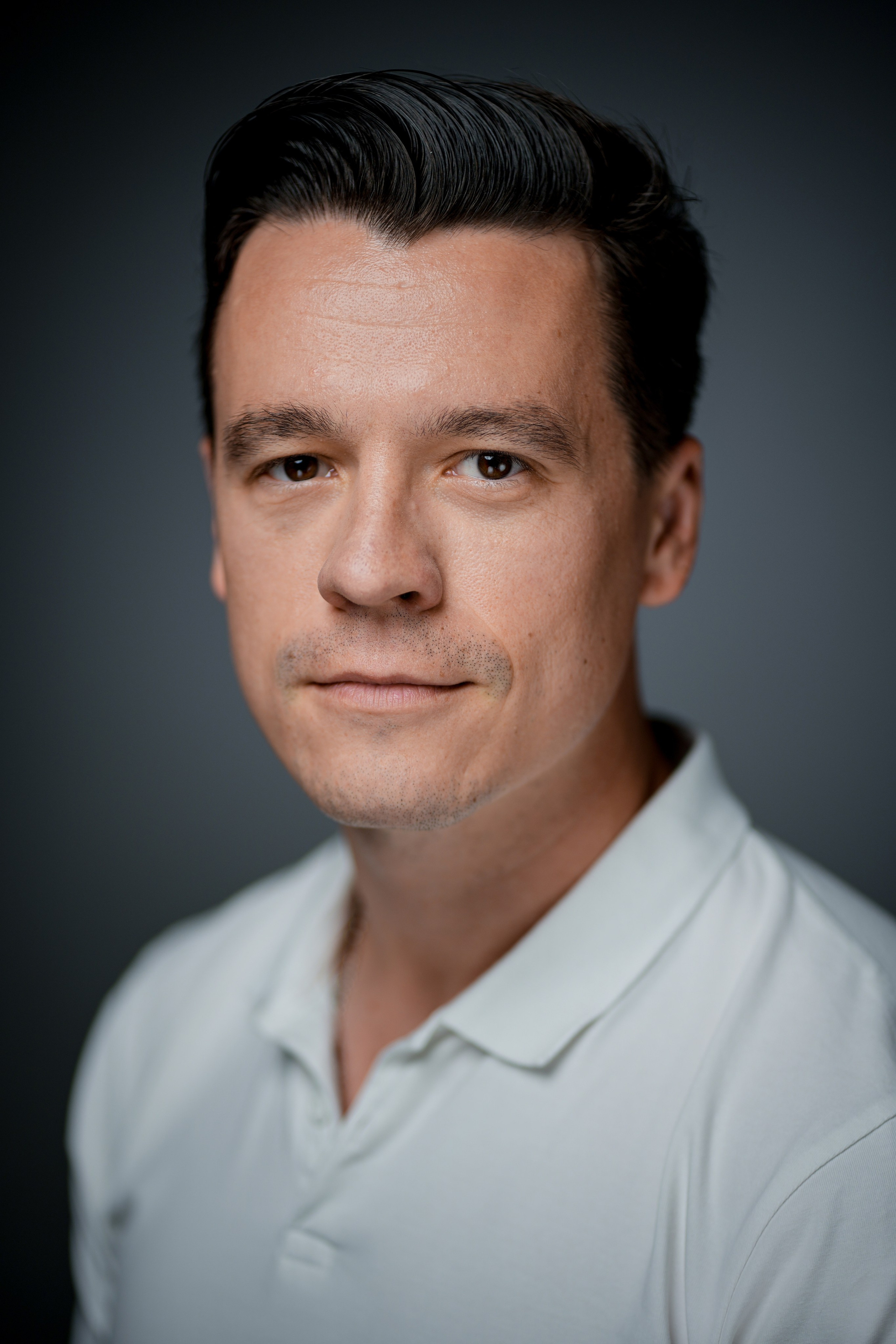 Актёр Дмитрий Абазовик. Портретная съемка в Москве, студийный фотограф Игорь Фомин