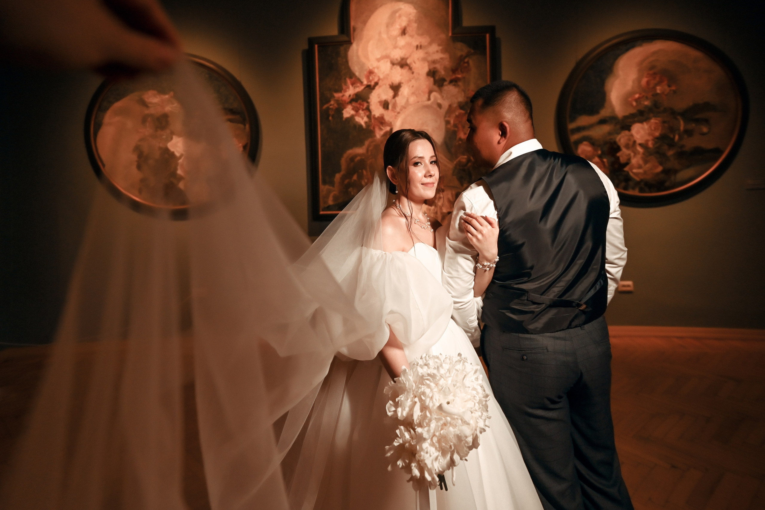 Небольшая свадебная серия в музее и прогулкой под дождем Эльмиры и Ризата. Свадебный, семейный, детский, контент фотограф в Омске Максим Ильин