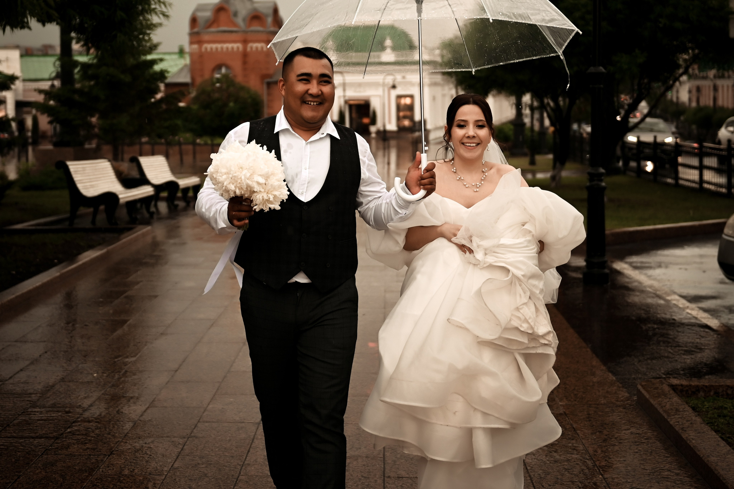 Небольшая свадебная серия в музее и прогулкой под дождем Эльмиры и Ризата. Свадебный, семейный, детский, контент фотограф в Омске Максим Ильин