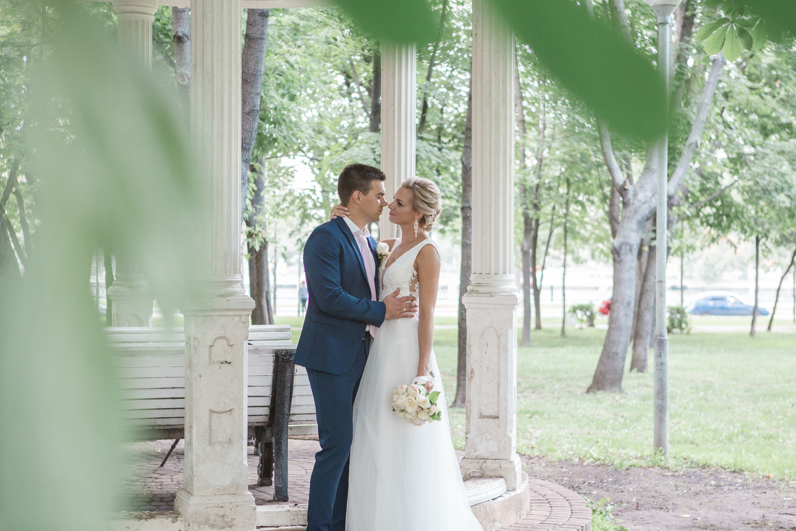Свадебная фотосессия на набережной. Свадебный фотограф в Москве Дарья Олендарёва