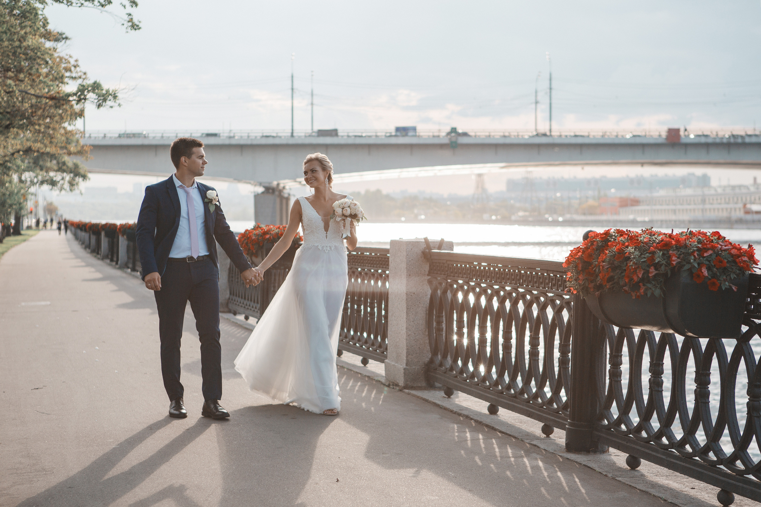 Свадебная фотосессия на набережной. Свадебный фотограф в Москве Дарья Олендарёва