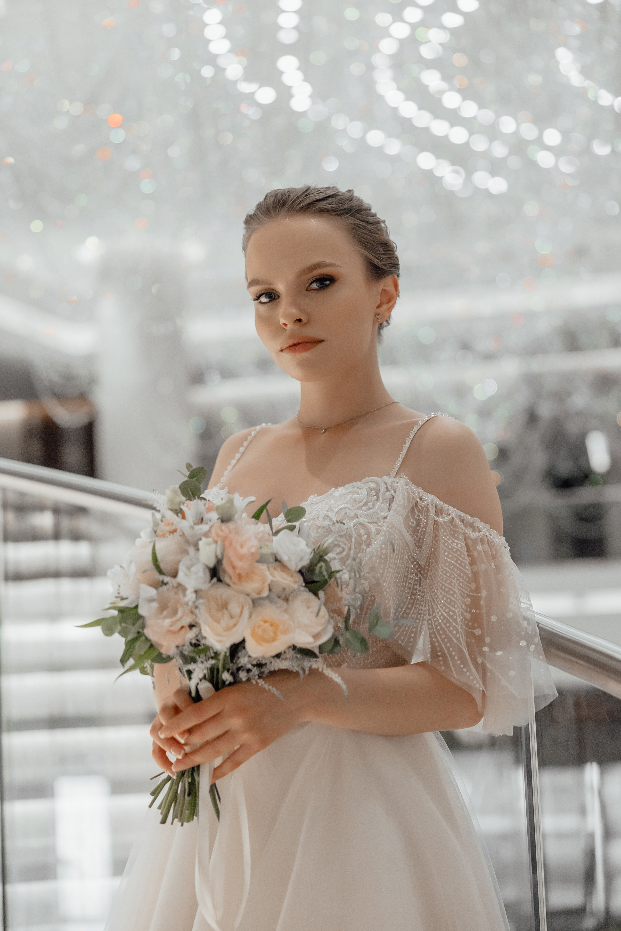 свадебная фотосессия на лестнице отеля Hyatt Regency Moscow Petrovsky Park