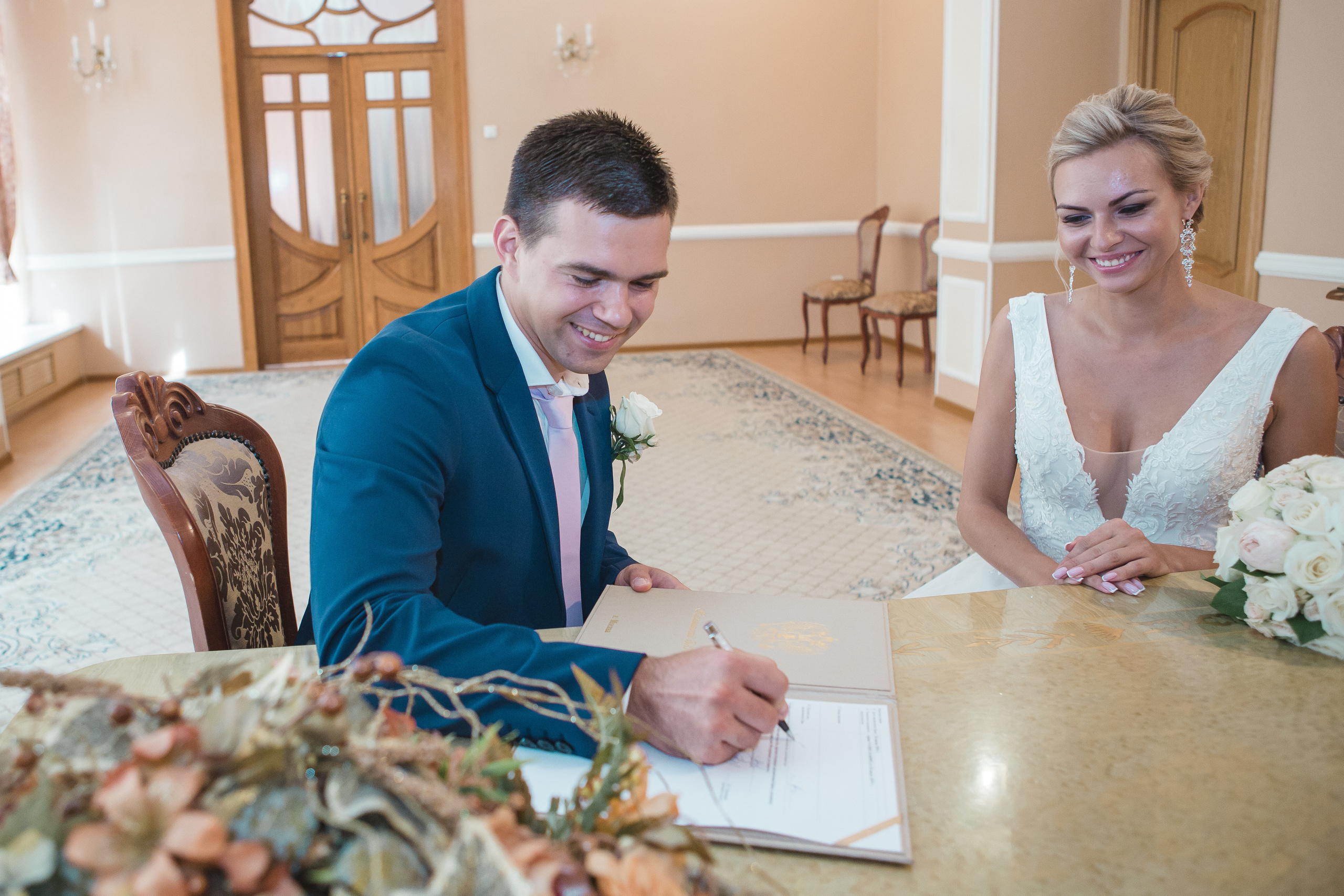 Свадебная фотосессия на набережной. Свадебный фотограф в Москве Дарья Олендарёва