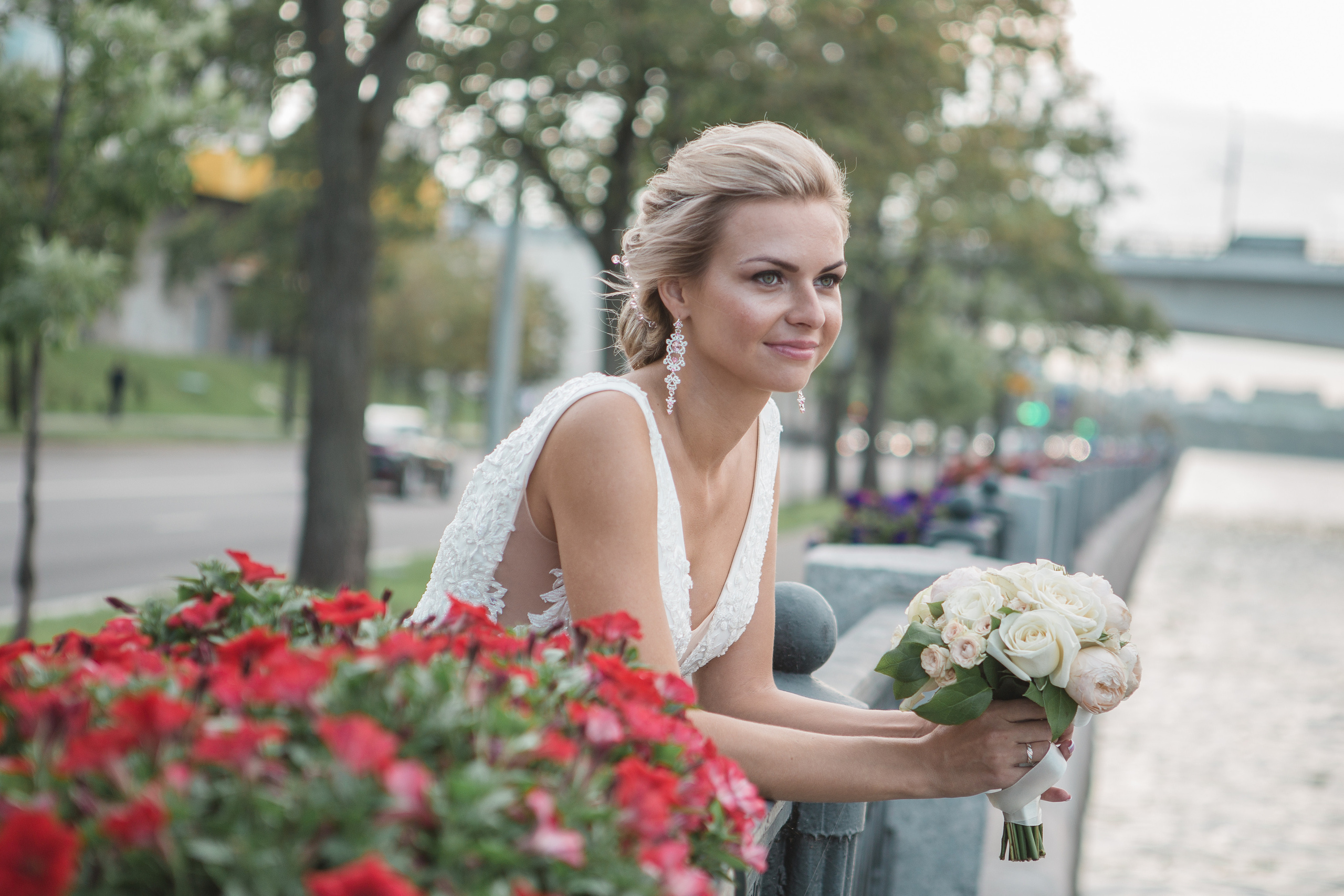 Свадебная фотосессия на набережной. Свадебный фотограф в Москве Дарья Олендарёва