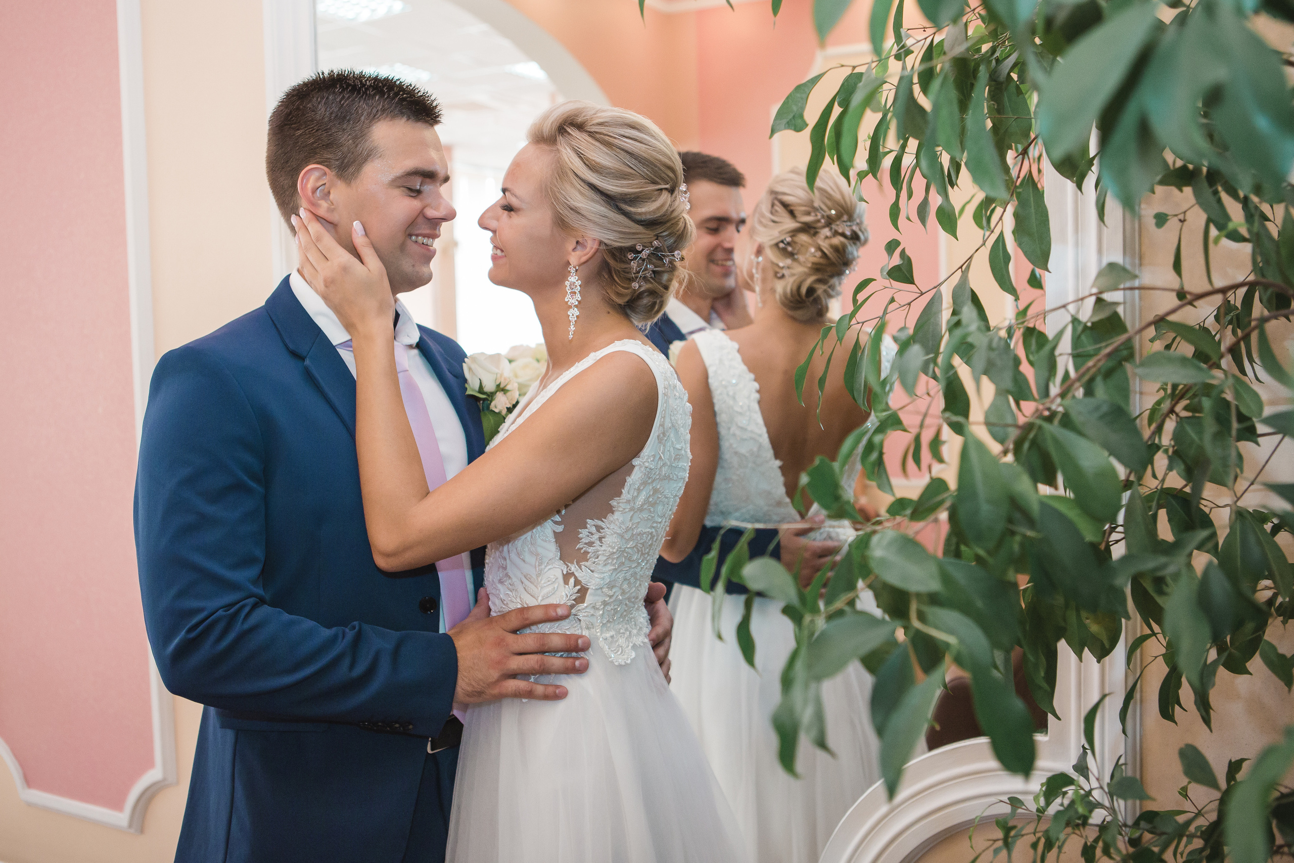 Свадебная фотосессия на набережной. Свадебный фотограф в Москве Дарья Олендарёва