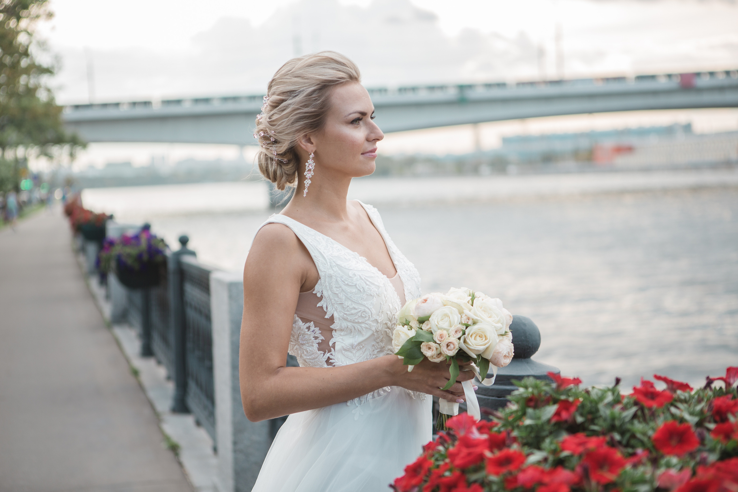 Свадебная фотосессия на набережной. Свадебный фотограф в Москве Дарья Олендарёва