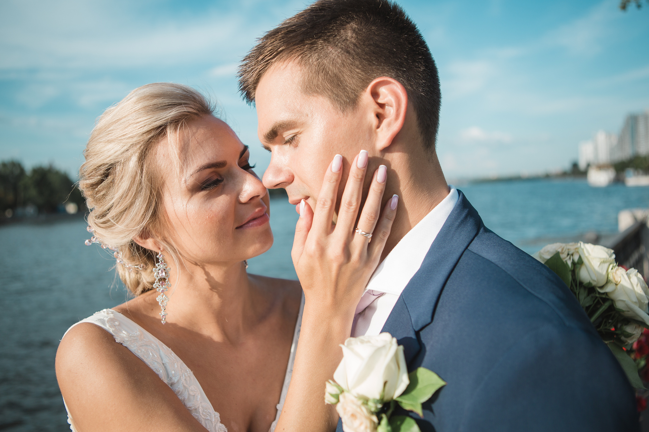 Свадебная фотосессия на набережной. Свадебный фотограф в Москве Дарья Олендарёва