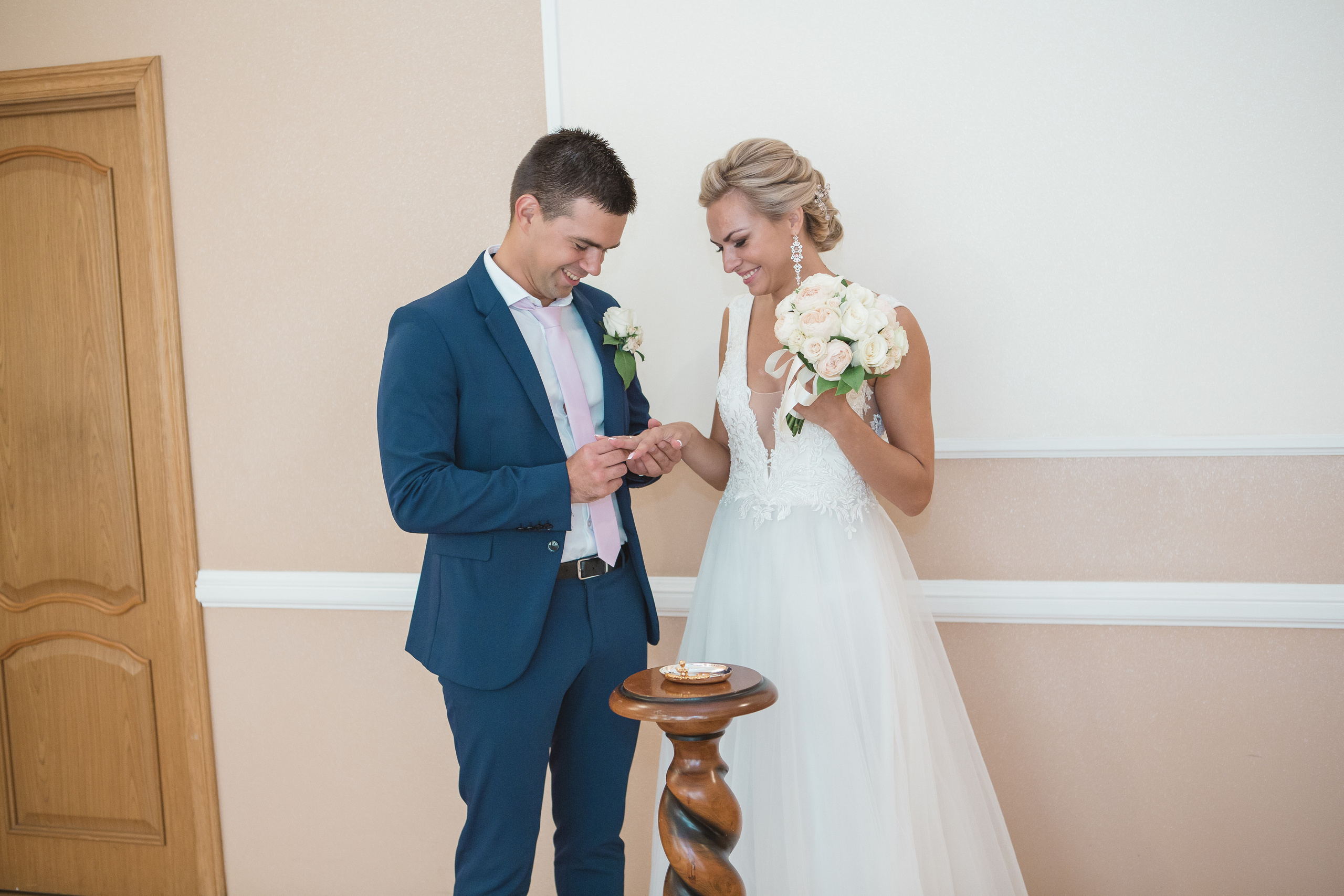 Свадебная фотосессия на набережной. Свадебный фотограф в Москве Дарья Олендарёва