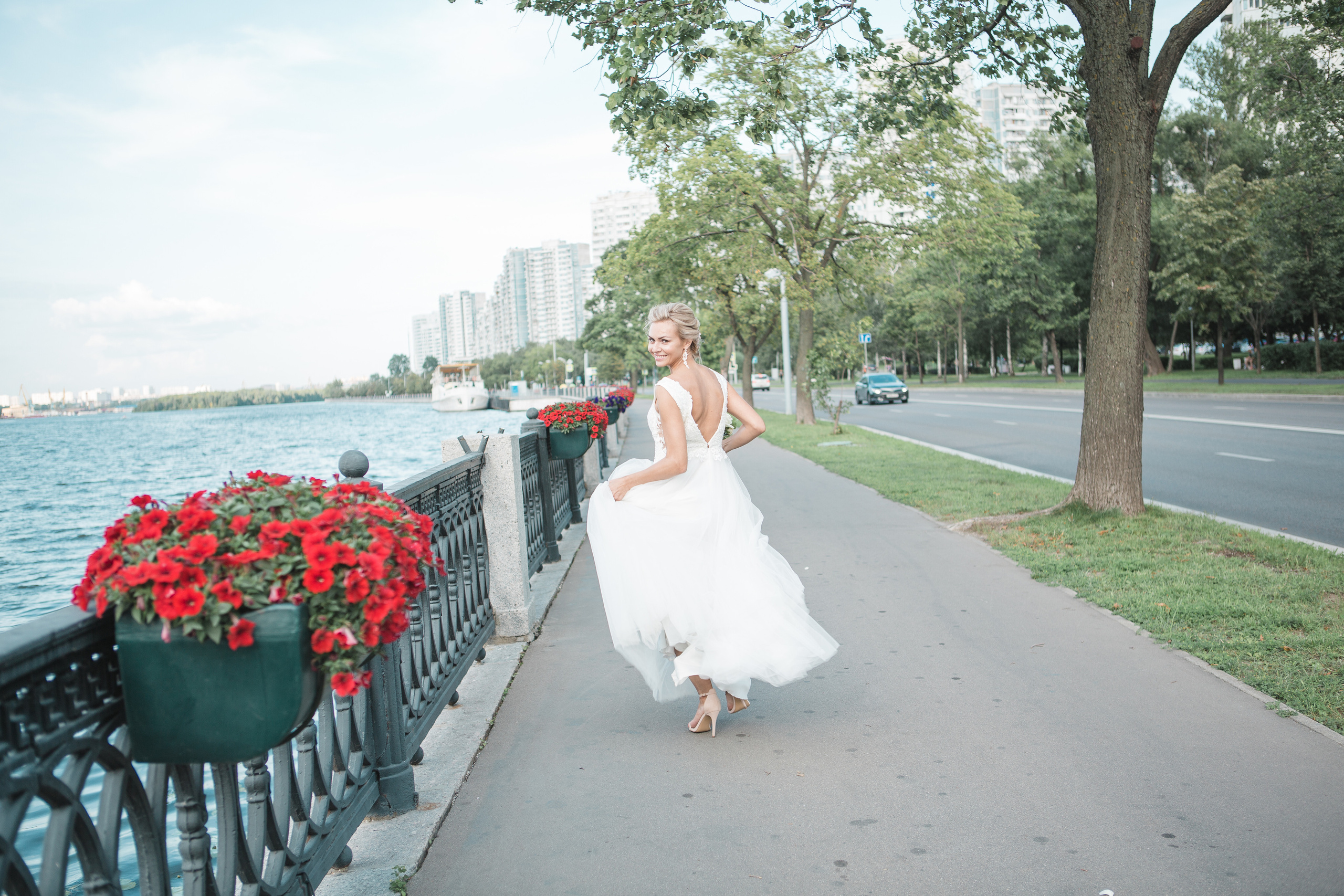 Свадебная фотосессия на набережной. Свадебный фотограф в Москве Дарья Олендарёва