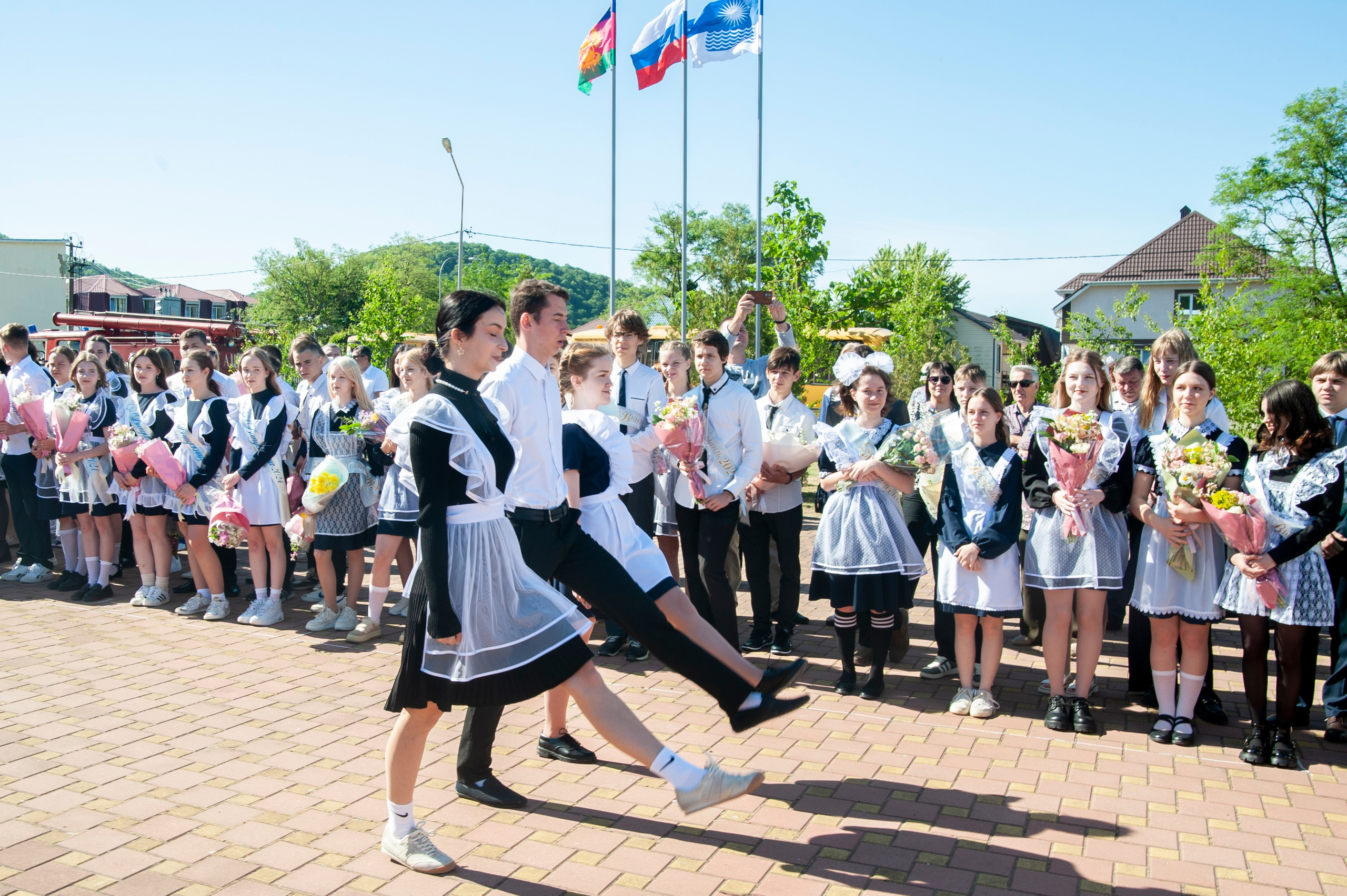 Последний Звонок МАОУ СОШ № 17 им. Эдуарда Есаяна — Архипо-Осиповка. Свадебный и семейный фотограф Денис Лукьянов в Краснодаре, Краснодарском крае и Республике Крым