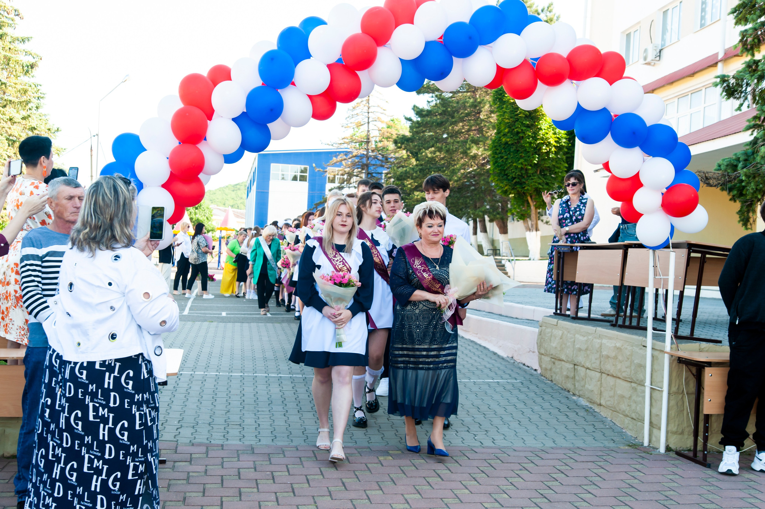 Последний Звонок МАОУ СОШ № 17 им. Эдуарда Есаяна — Архипо-Осиповка. Свадебный и семейный фотограф Денис Лукьянов в Краснодаре, Краснодарском крае и Республике Крым