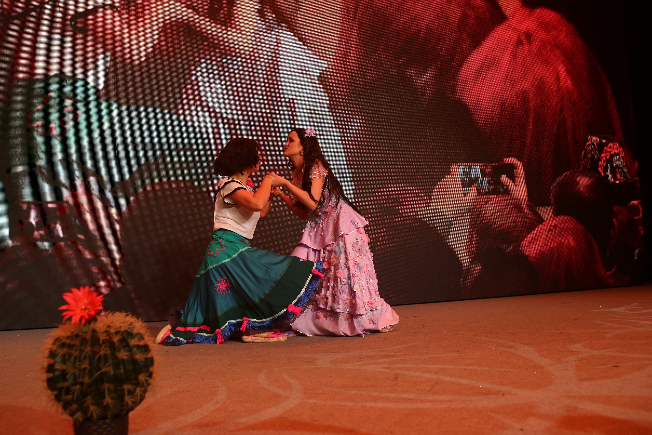 Мирабель Мадригаль и Исабела Мадригаль из энканто