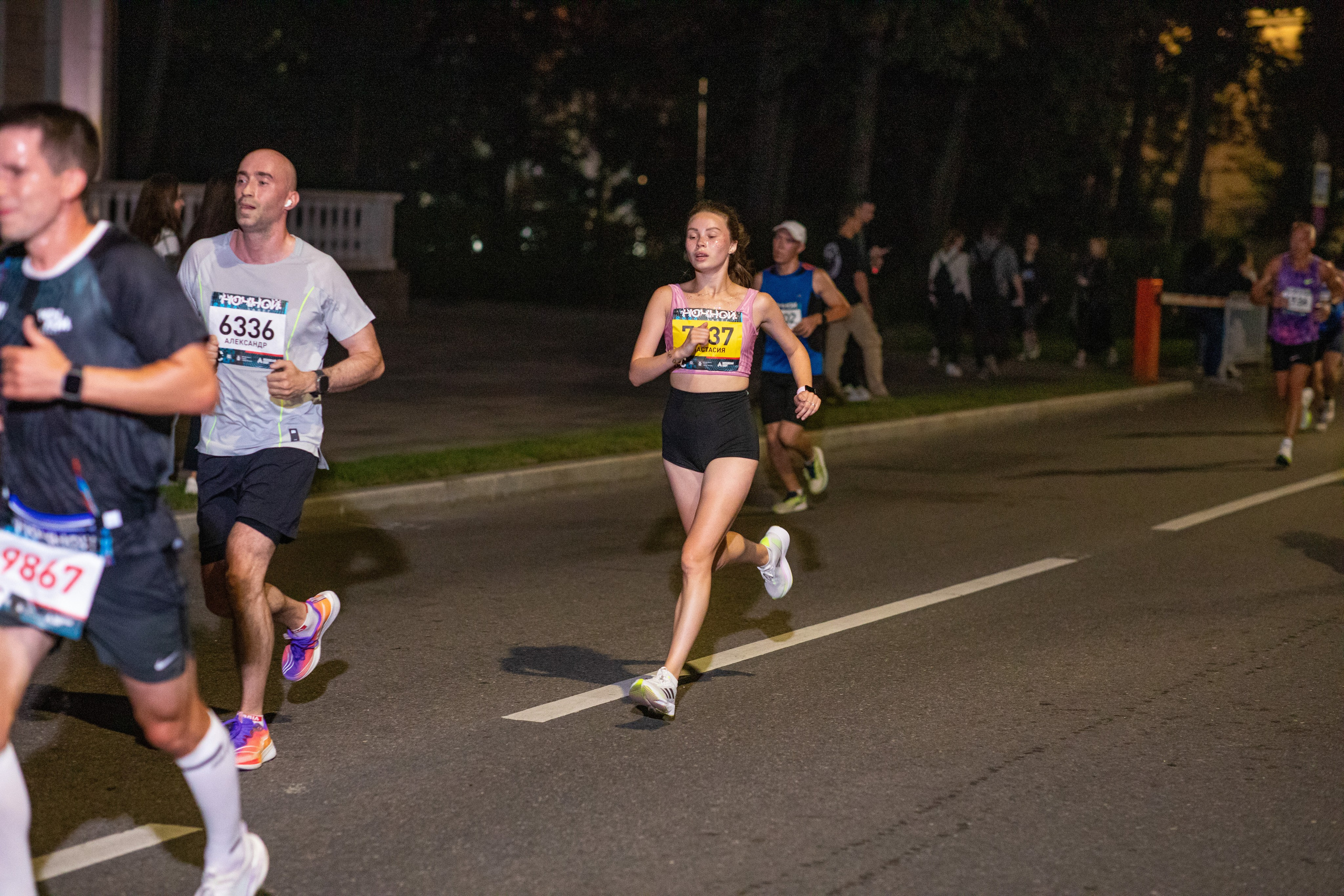 Ночной забег в ленте фотографий бегунов 03.08.24. Фотограф Сергей Ловкий