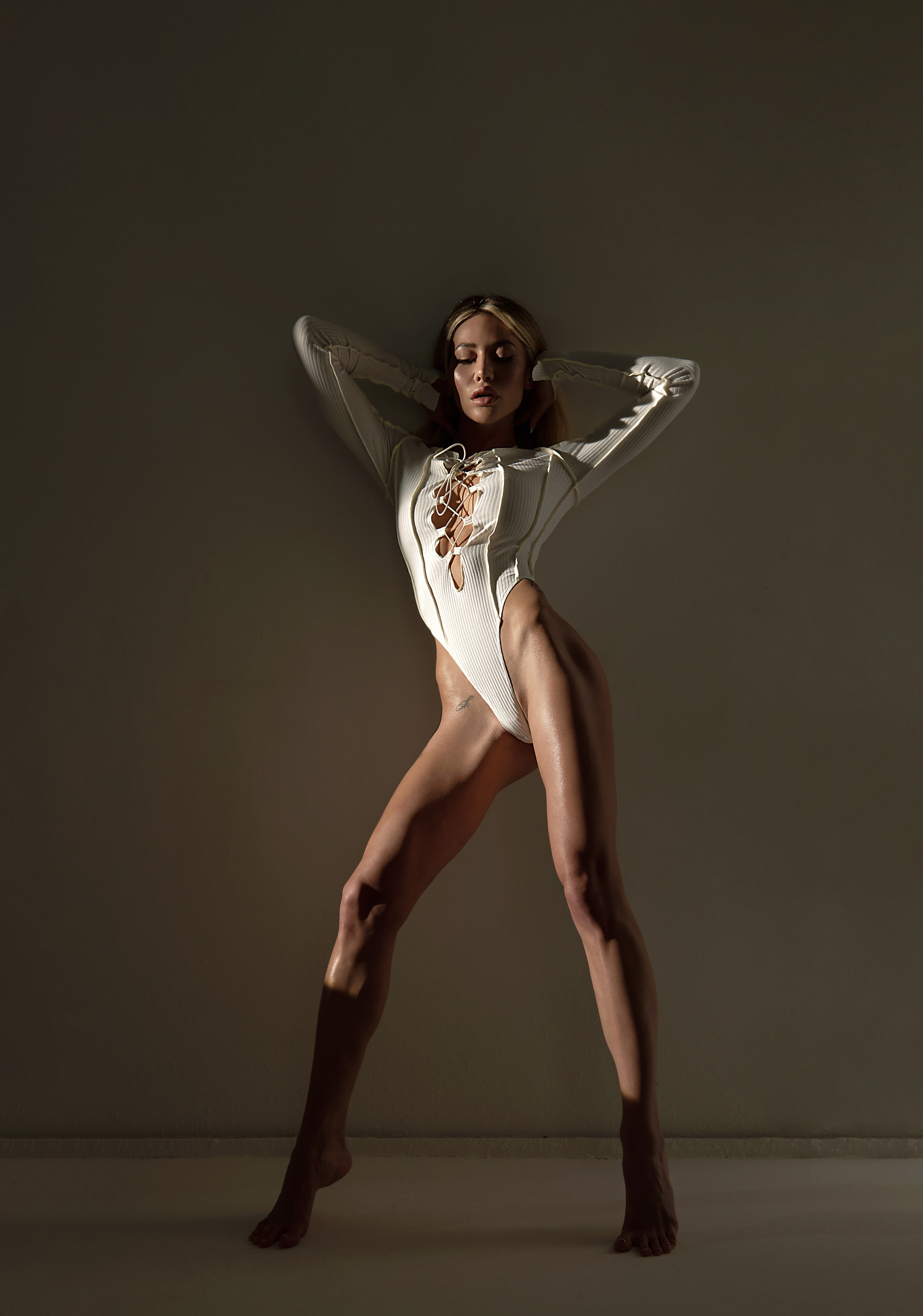 Красивая девушка в боди блондинка фотосессия в студии профессиональная фотосессия 