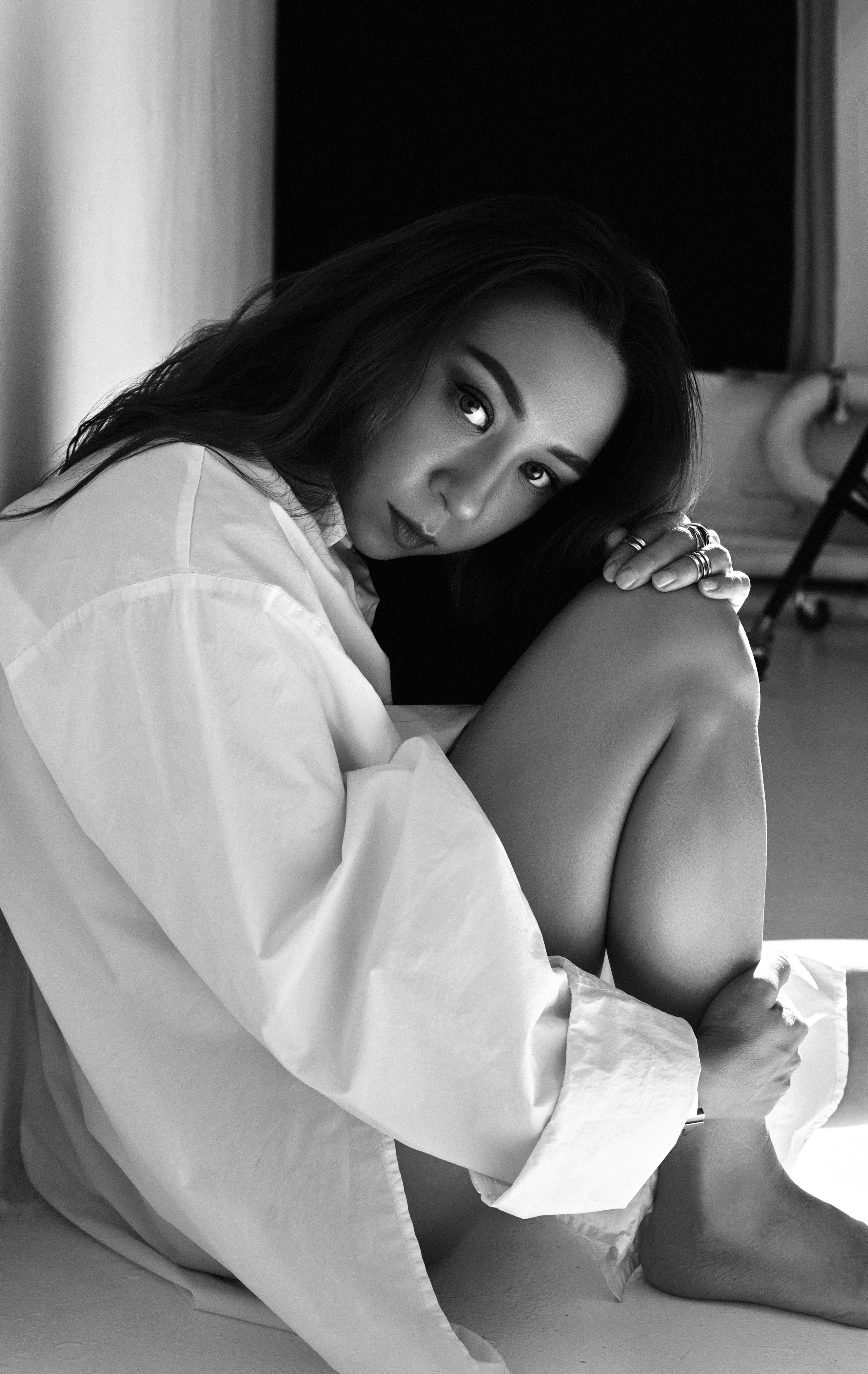 Фотосессия в Домодедово в люми фотостудия черно белая фотография в белой рубашке актриса