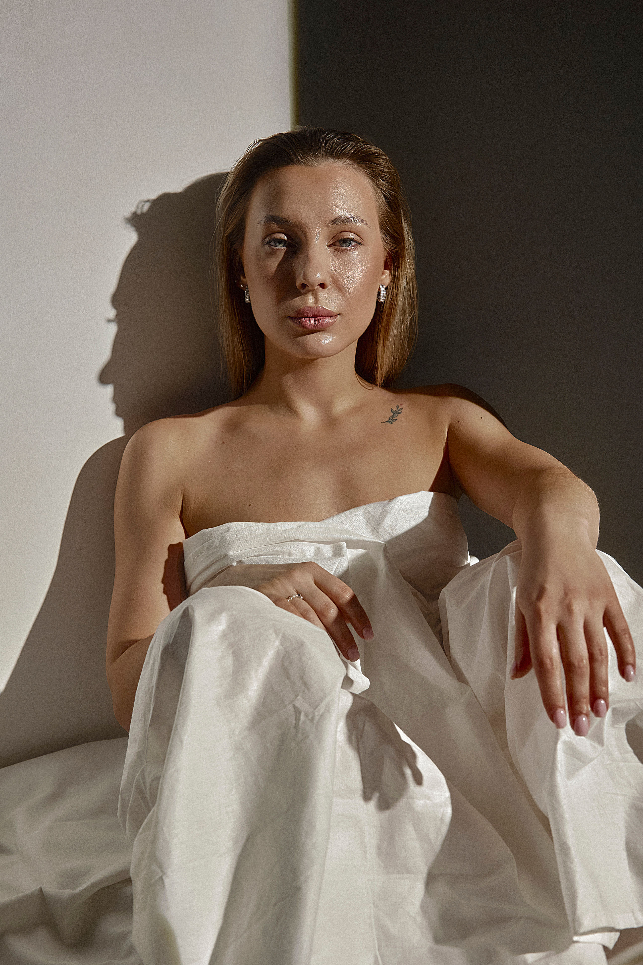 Фотосессия в фотостудии в Домодедово в белой простыне сидит на полу влажные волосы голубые глаза профессиональная фотосессия 