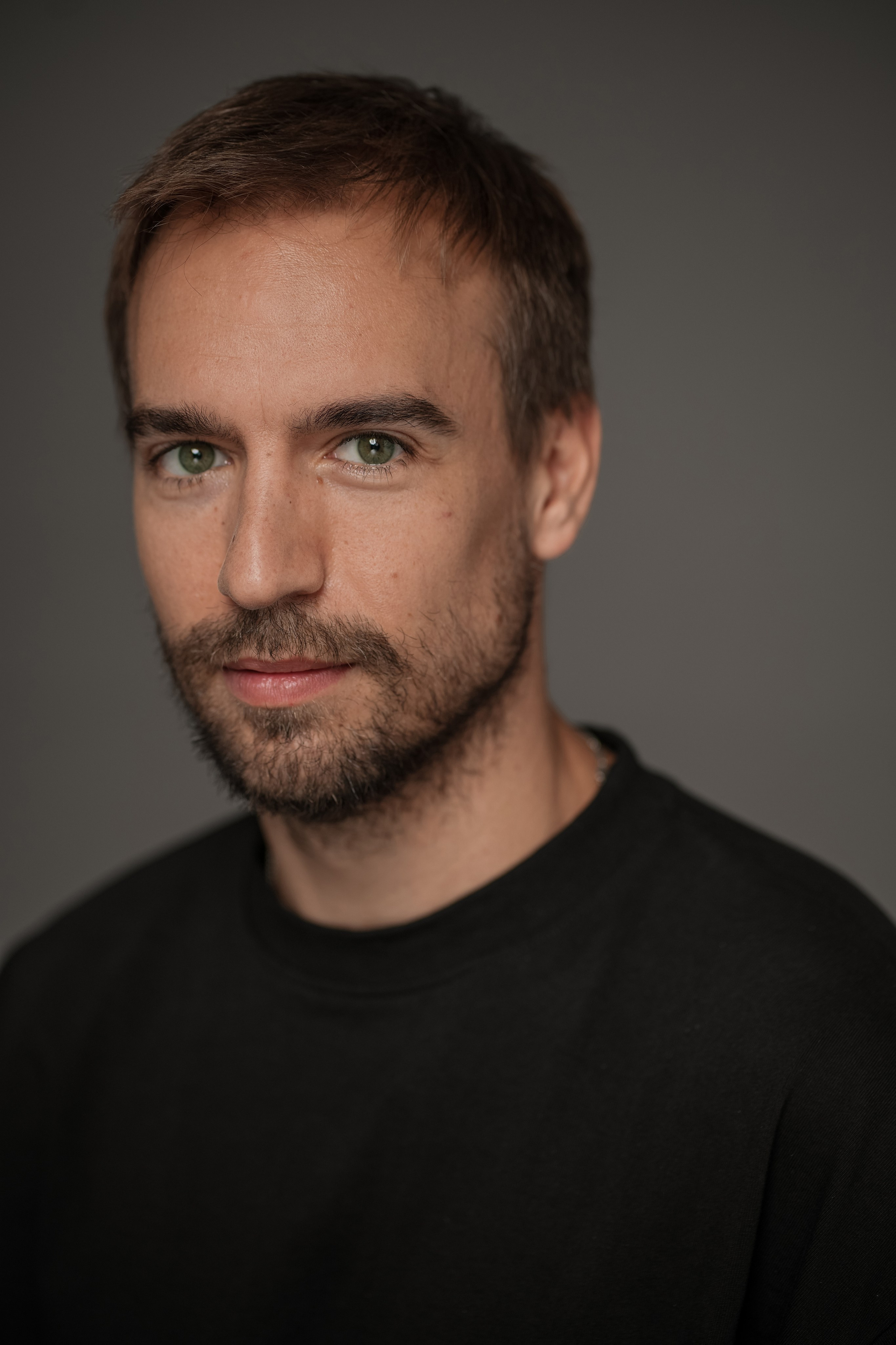 Актер Петр Романов. Портретная съемка в Москве, студийный фотограф Игорь Фомин