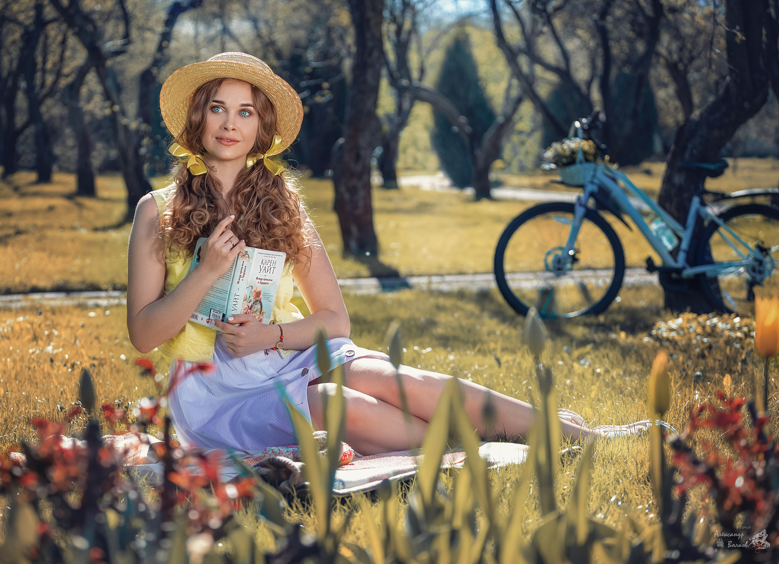 портретный фотограф волков красивое фото в цветах девушка  в люпинах фотография цветения