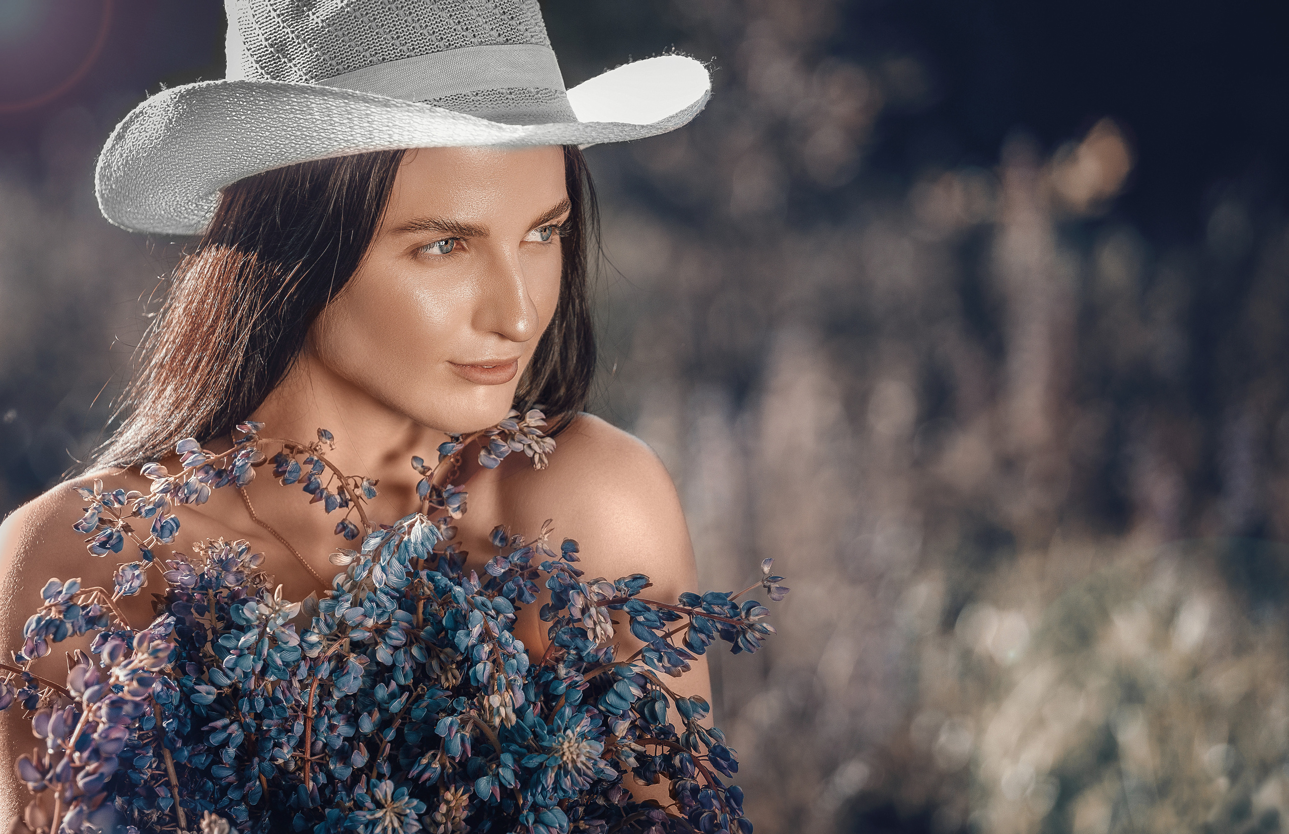 портретный фотограф волков красивое фото в цветах девушка  в люпинах фотография цветения