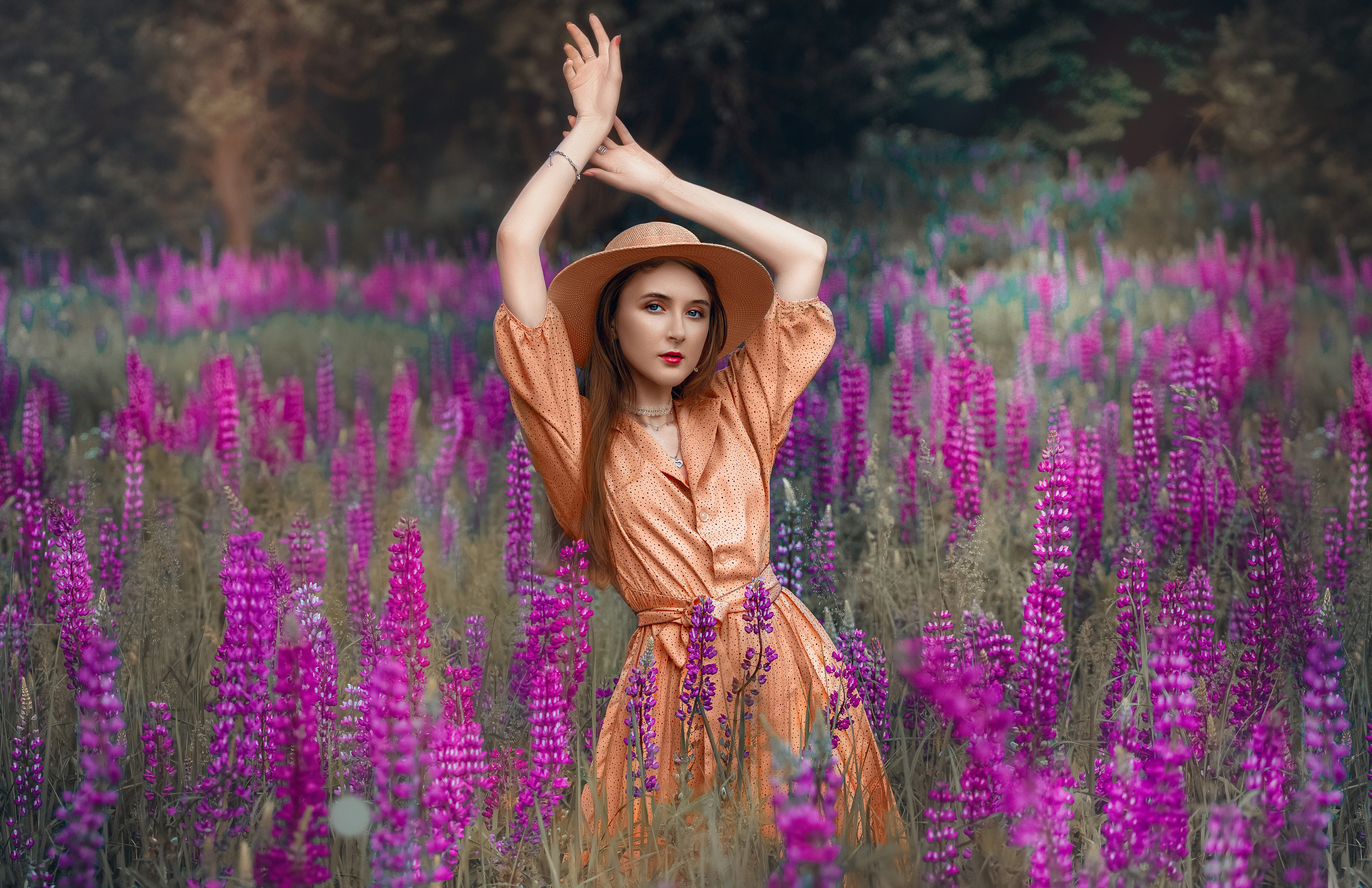 портретный фотограф волков красивое фото в цветах девушка  в люпинах фотография цветения