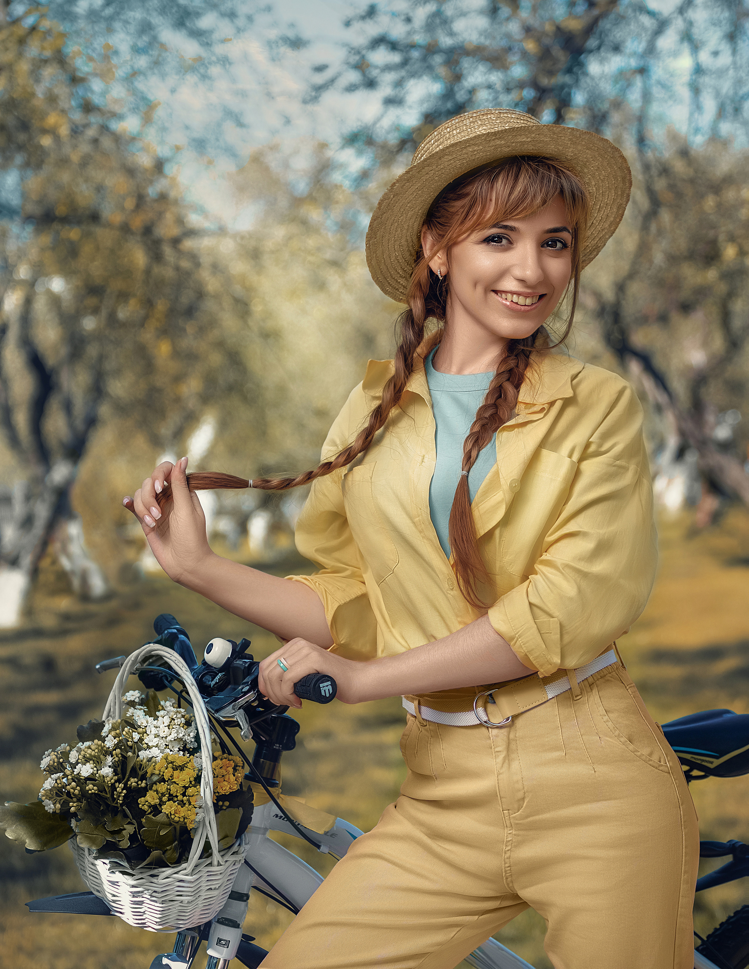 портретный фотограф волков красивое фото в цветах  девушка  на велосипеде  в шляпке фотография цветения