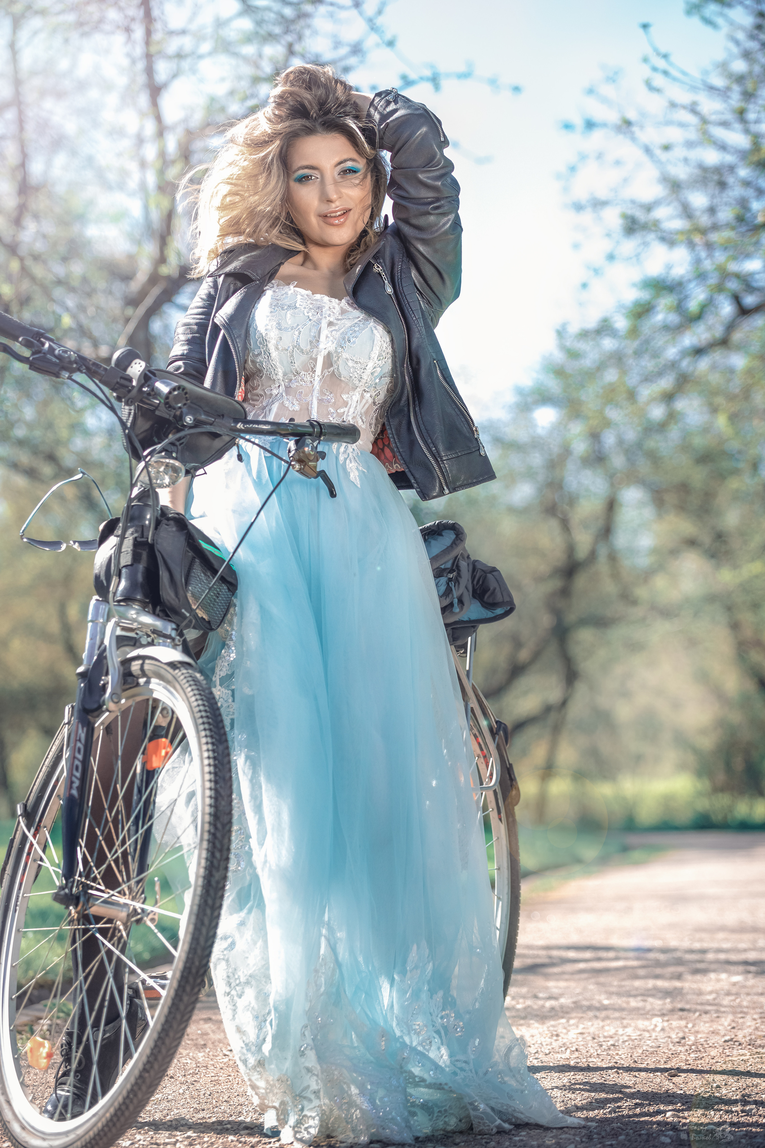 портретный фотограф волков красивое фото в цветах  девушка  на велосипеде  в шляпке фотография цветения