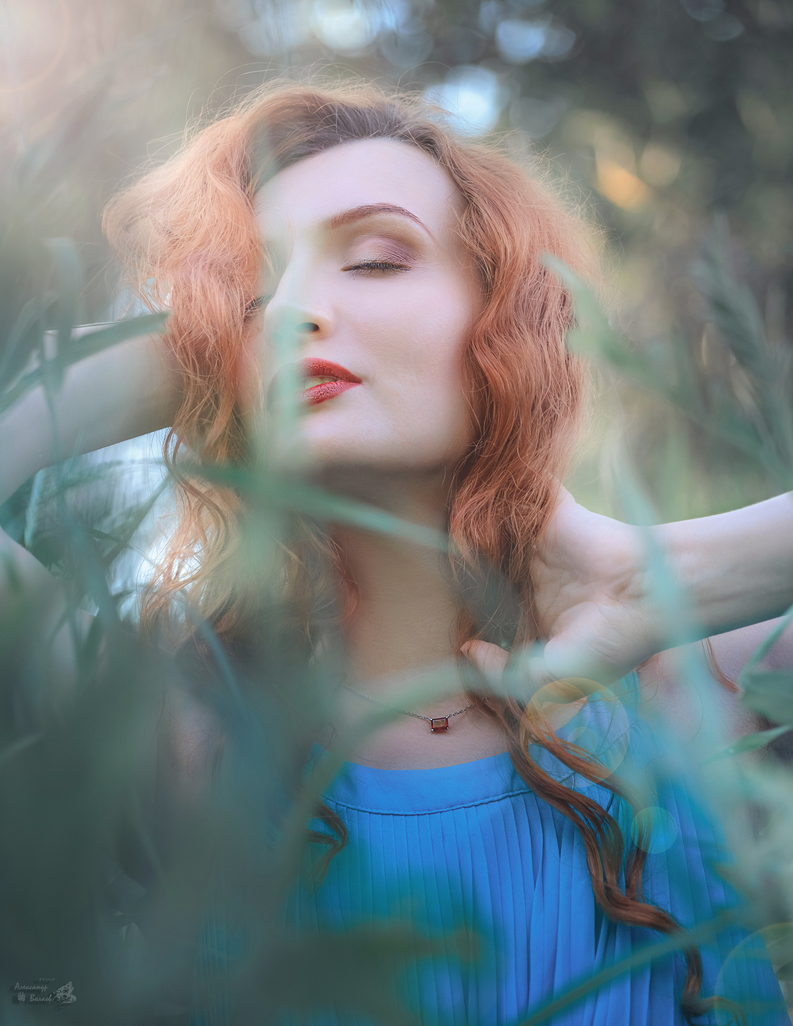 портретный фотограф волков красивое фото в цветах девушка  в люпинах фотография цветения