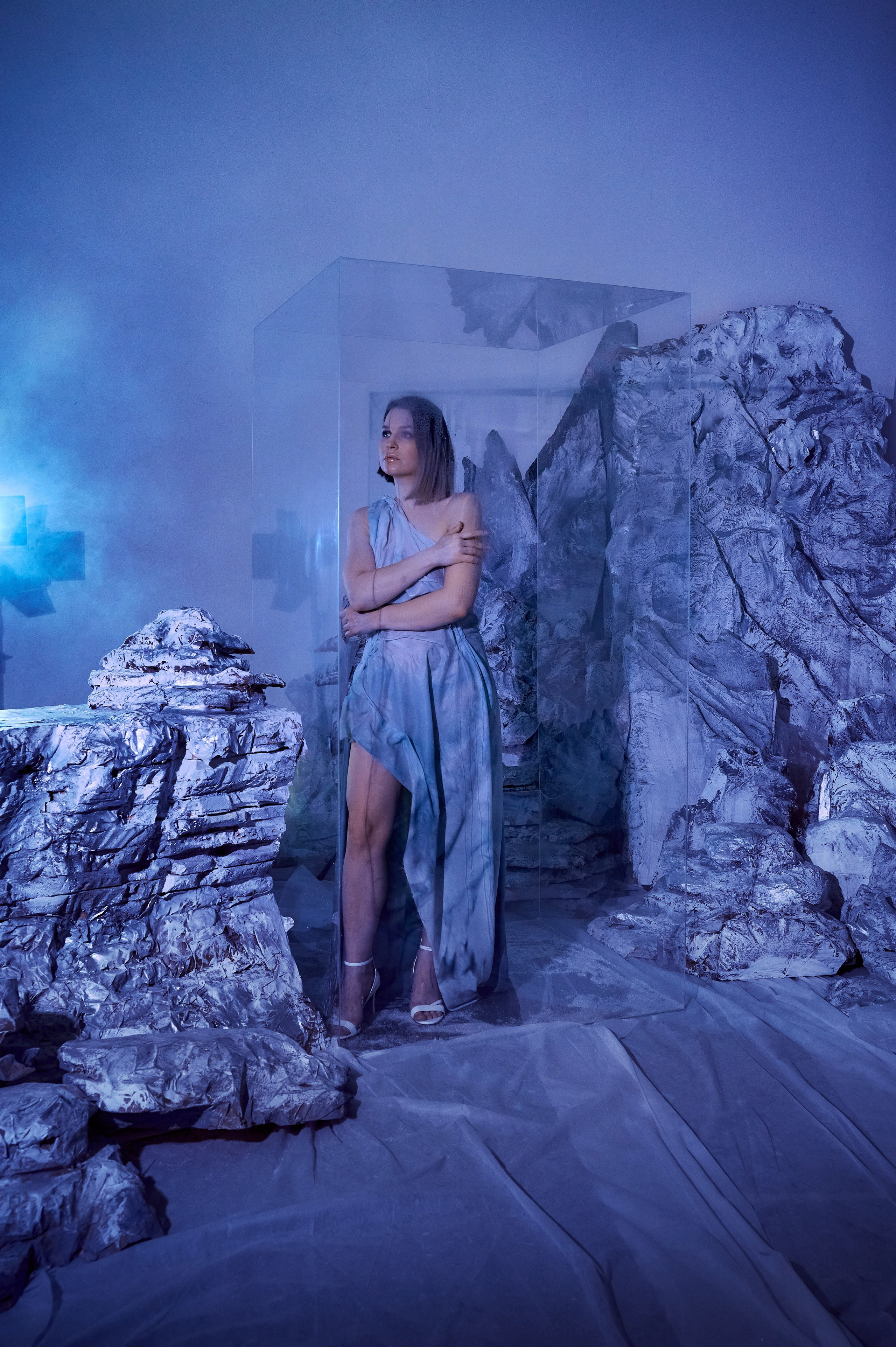 Фотосессия Ксении в декорациях «Лед» со стеклянным кубом