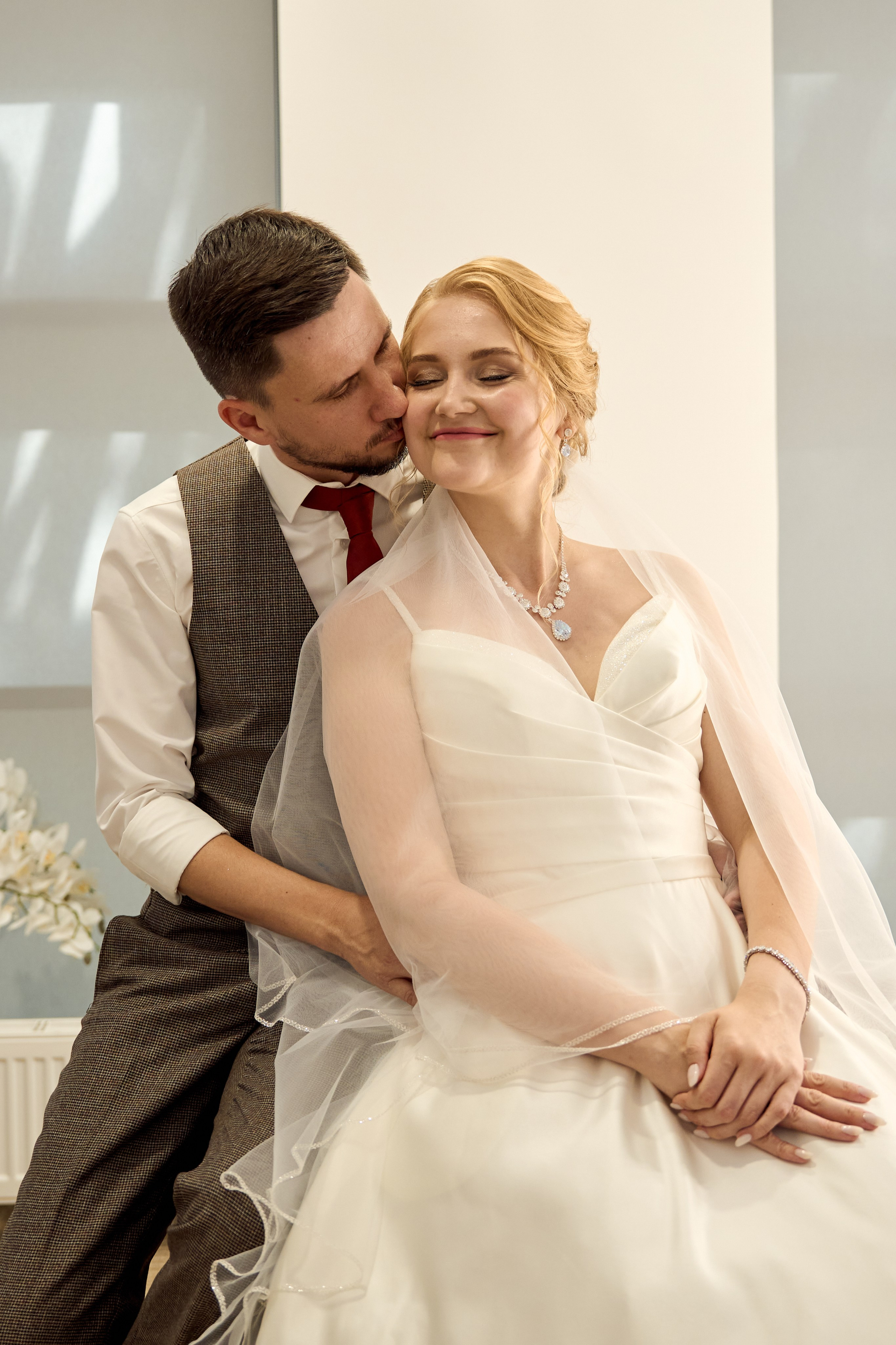 жених целует невесту 