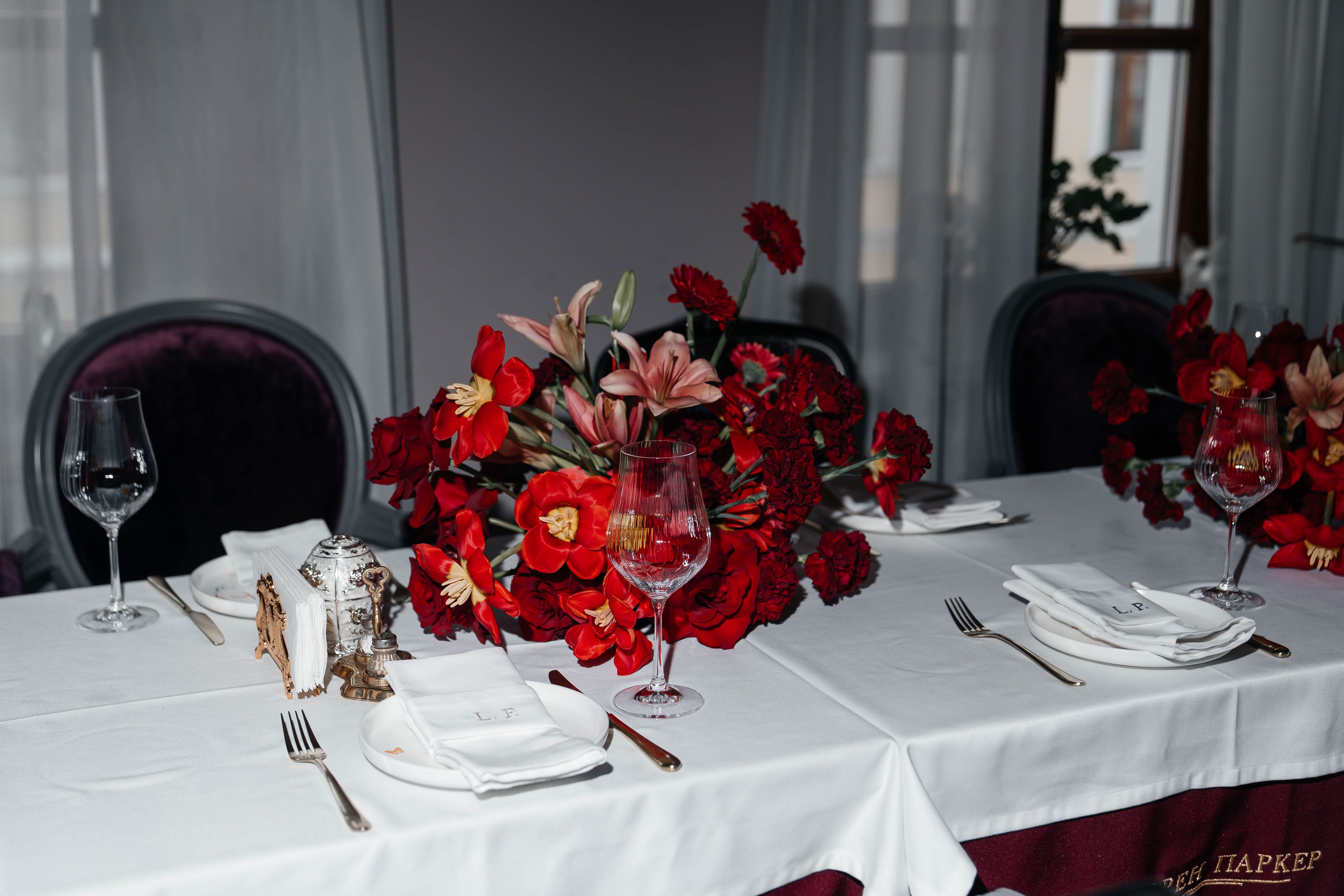 Сервировка праздничного стола с красными цветами