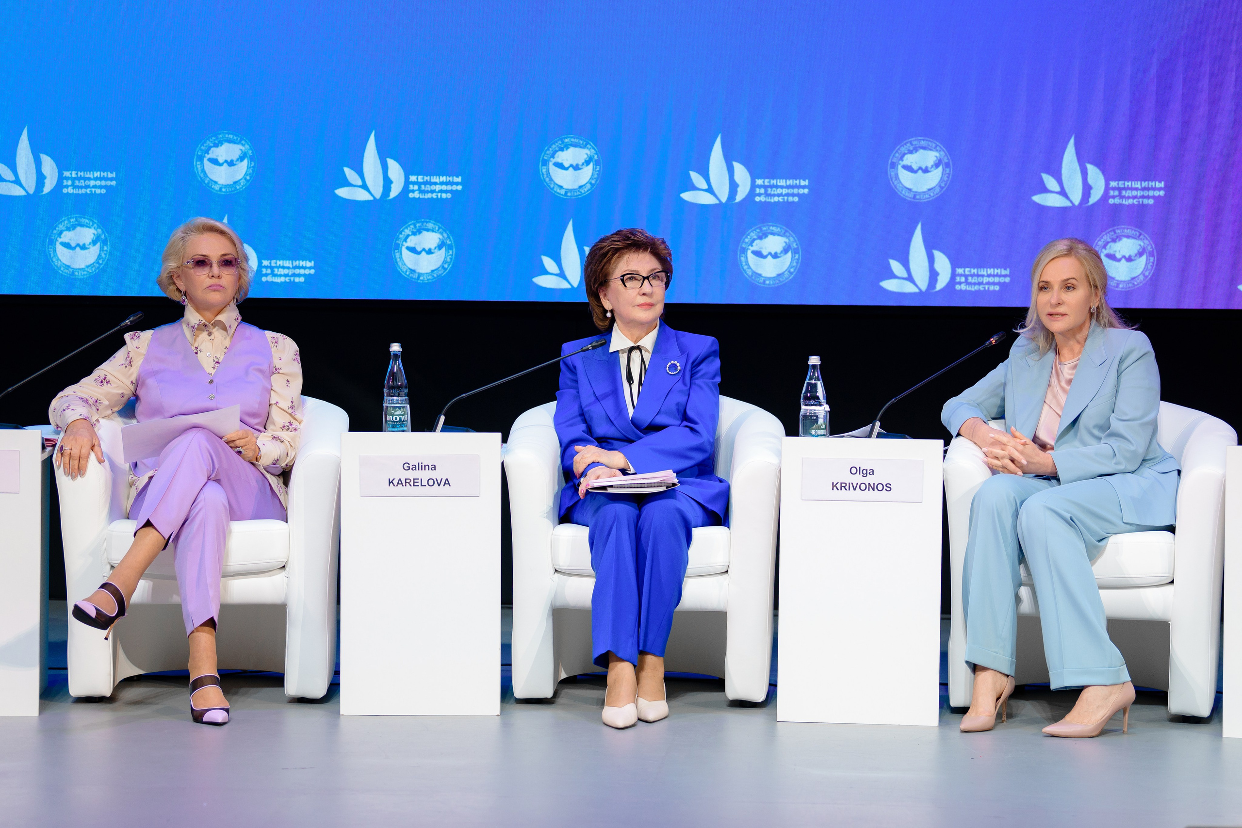 Выставки: Фотография с выставки, на которой посетители изучают представленные экспонаты. Скворцова Вероника. Татьяна Голикова. Михаил Мурашко. Единая Россия. Дума. Министр Здравоохранения. ФМБА. Правительство России. Фотография с форума, на которой участники активно участвуют в дискуссии. Форум здоровое общество