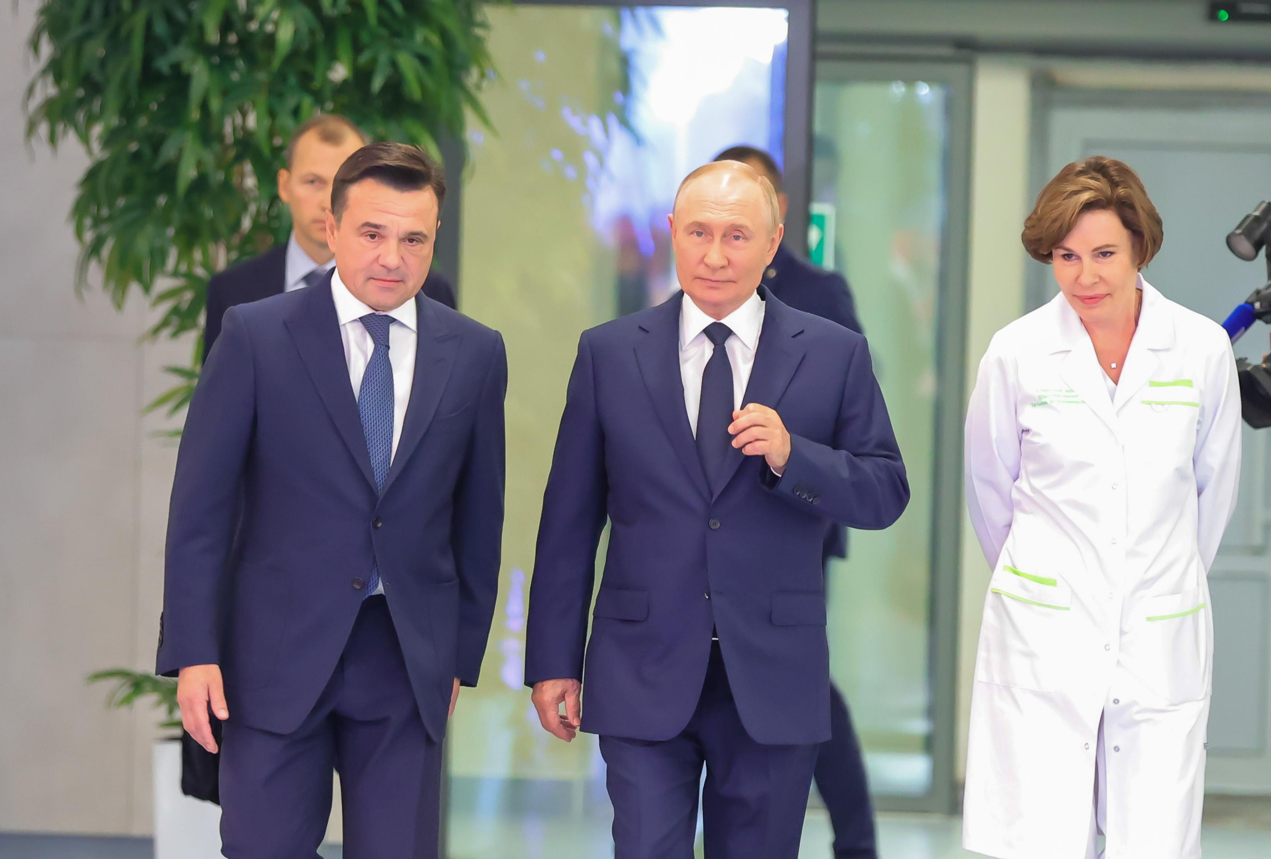 Владимир Путин приехал на открытие Детского клинического центра им. Л. М. Рошаля в Красногорске, сообщает пресс-служба губернатора и правительства Московской области. Фотограф Константин Семенец