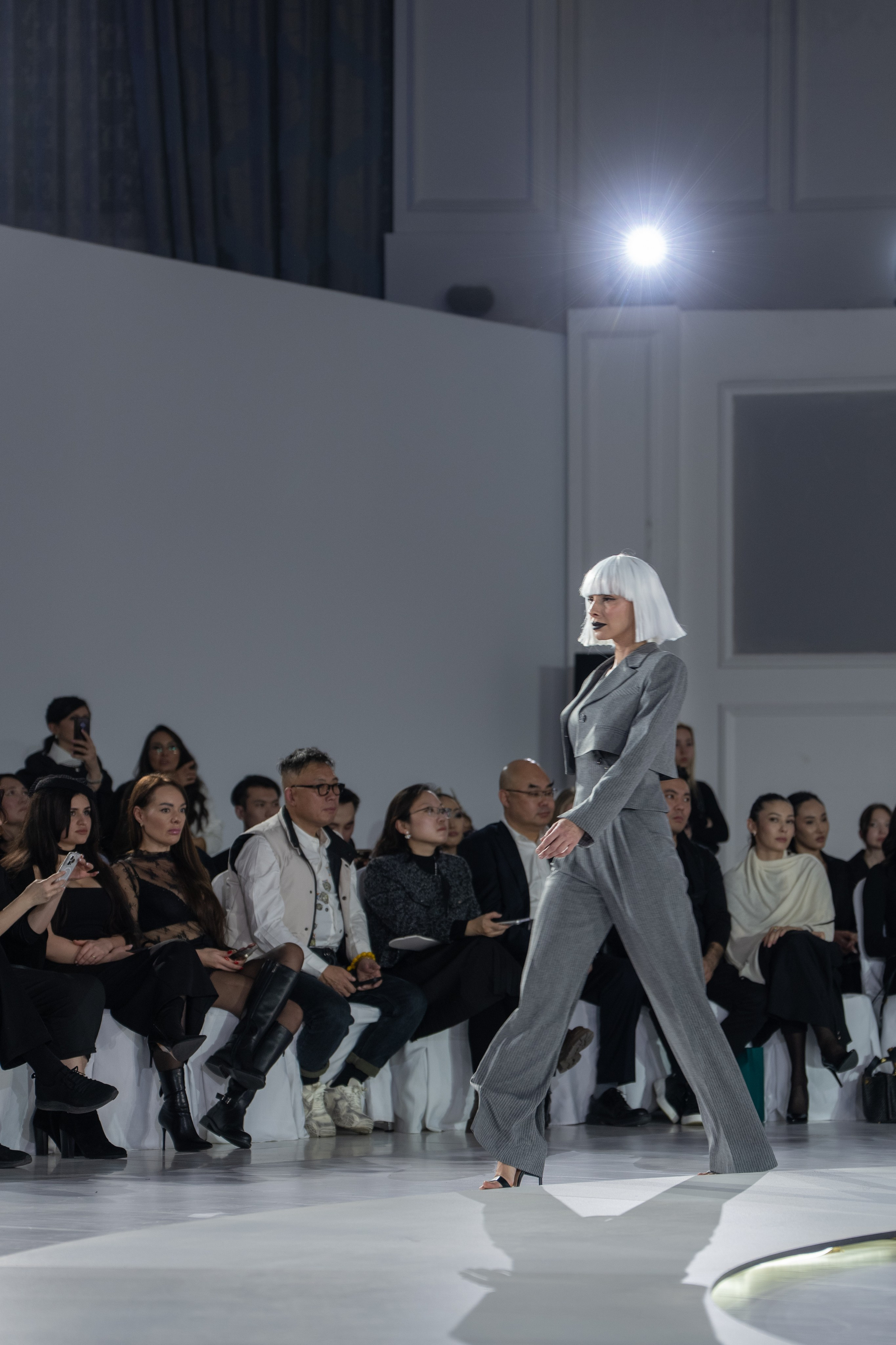 Дизайнер Umed Kuchkaliev. Сайт Алматинского НЮ АРТ, будуар и фэшн фотографа Дениса Карпенко