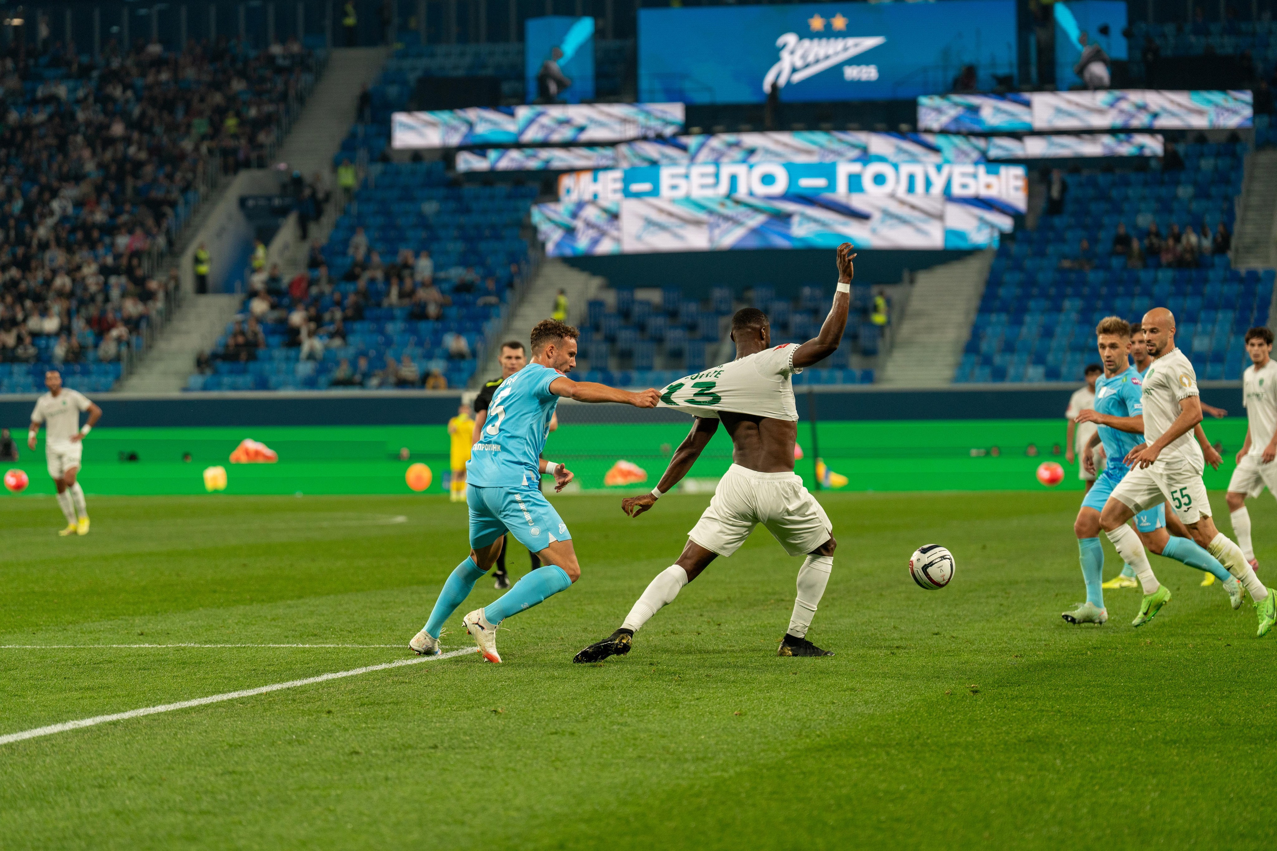 Репортажная спортивная съемка матча Зенит–Ахмат в Санкт-Петербурге