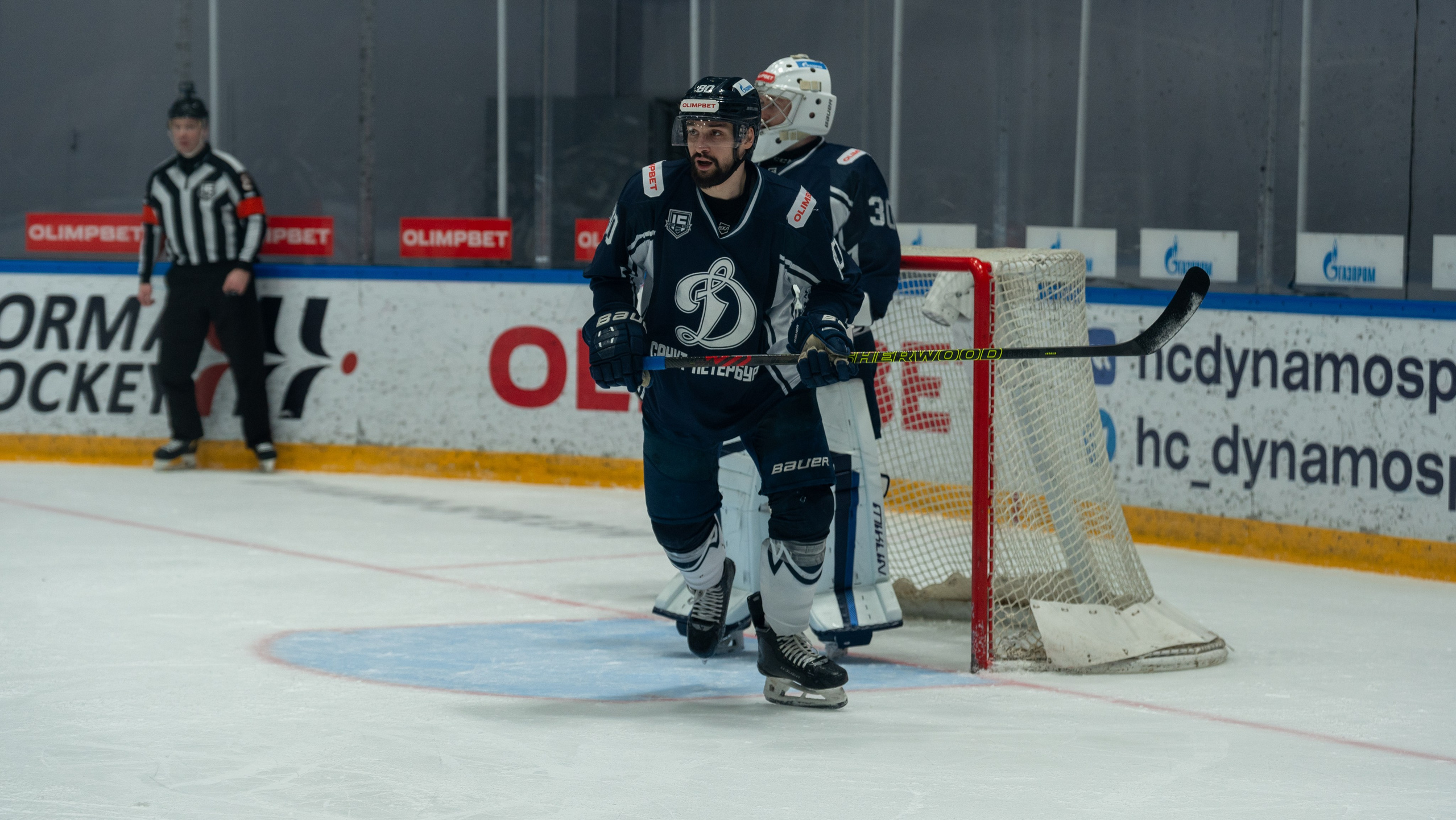 Игрок и вратарь «Динамо» готовятся к обороне ворот. Репортажная спортивная фотосъёмка, сосредоточенность, Санкт-Петербург.