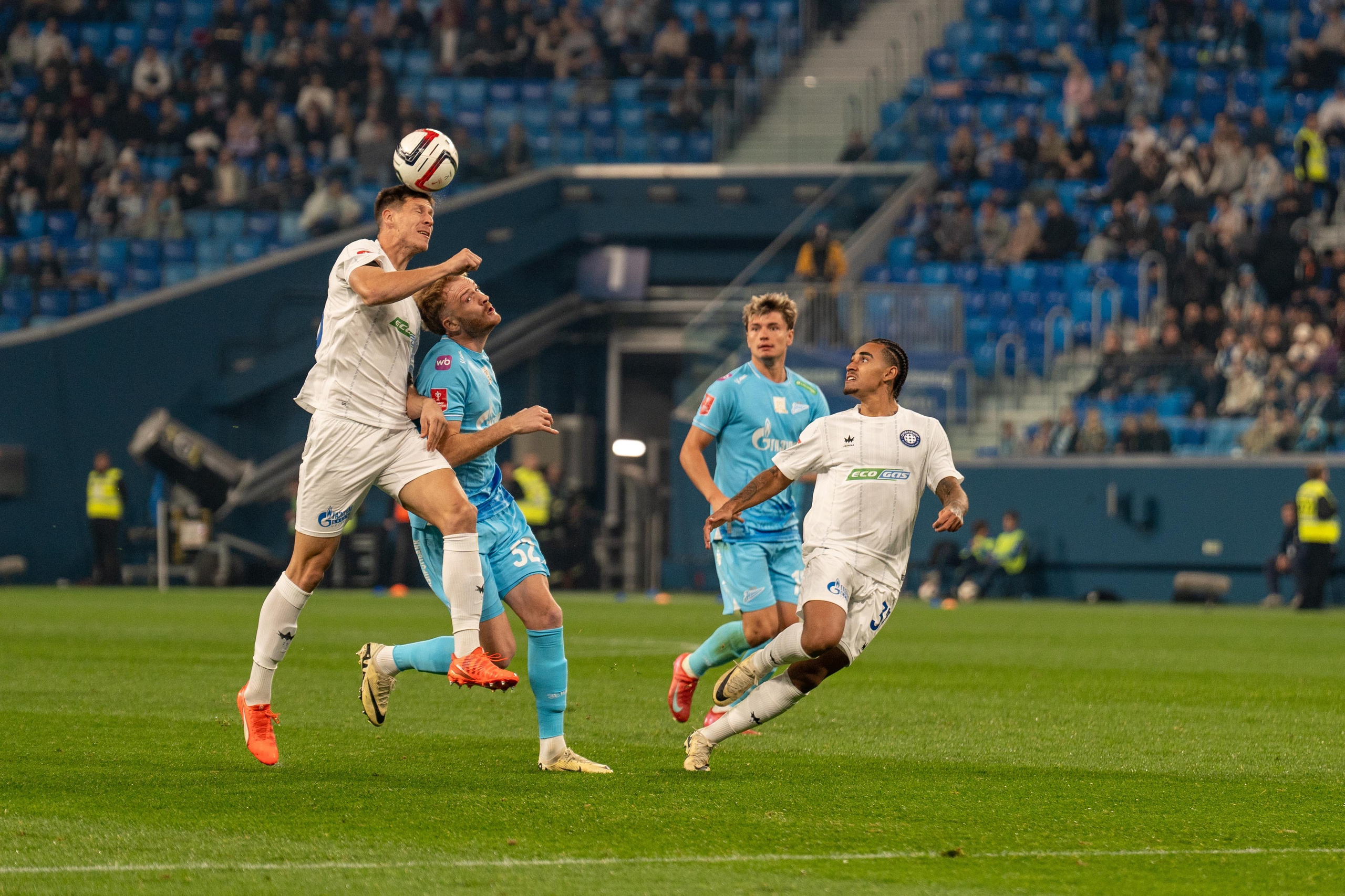 Игроки Зенита бьются за мяч фотограф матч Санкт-Петербург