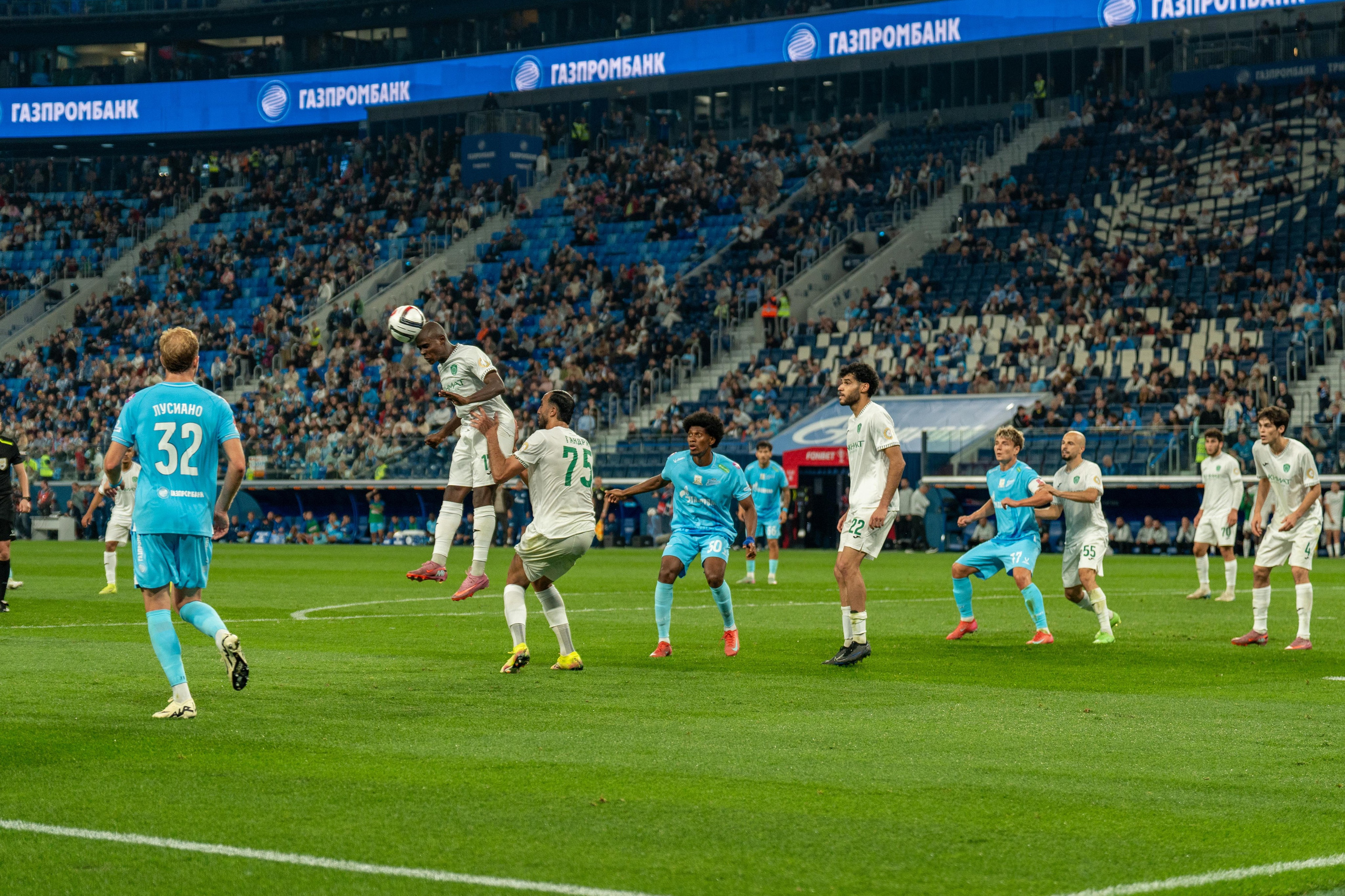 Репортажный кадр матча Зенит–Ахмат от спортивного фотографа Санкт-Петербург