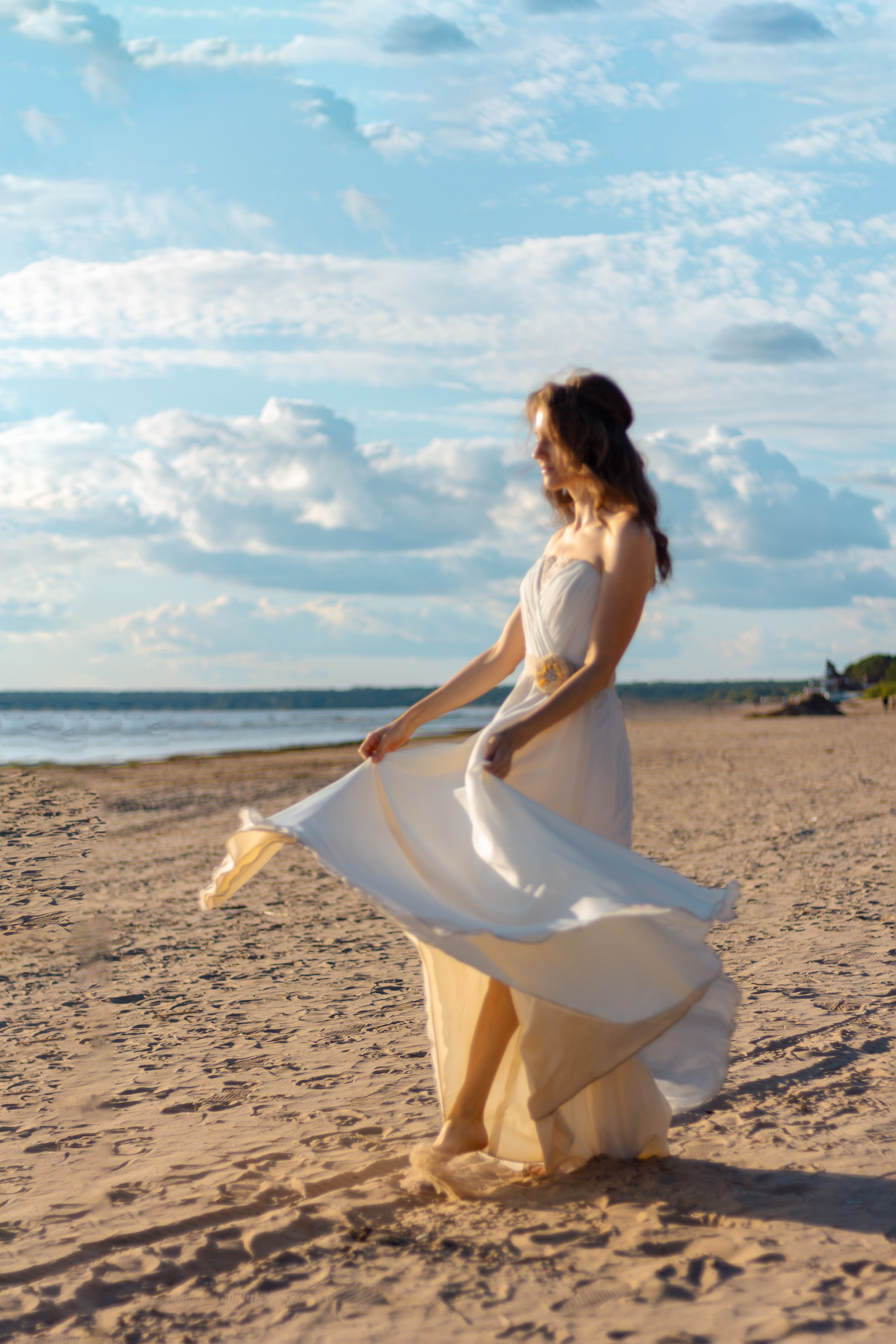Фото в движении. Фото в танце. Красивая девушка в движении. Девушка на берегу залива в танце. 