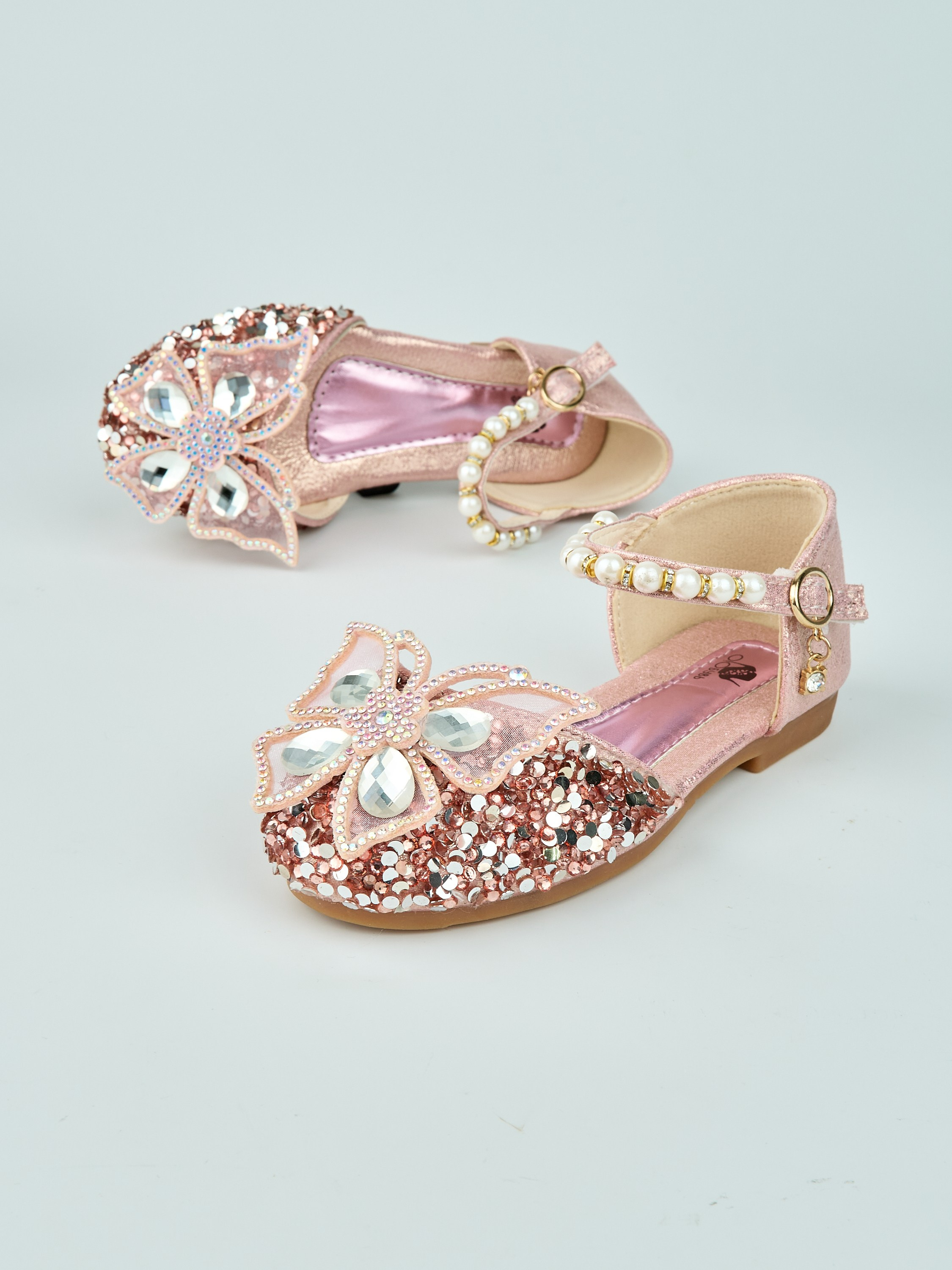 Каталожная фотосъёмка детских туфель для Wildberries