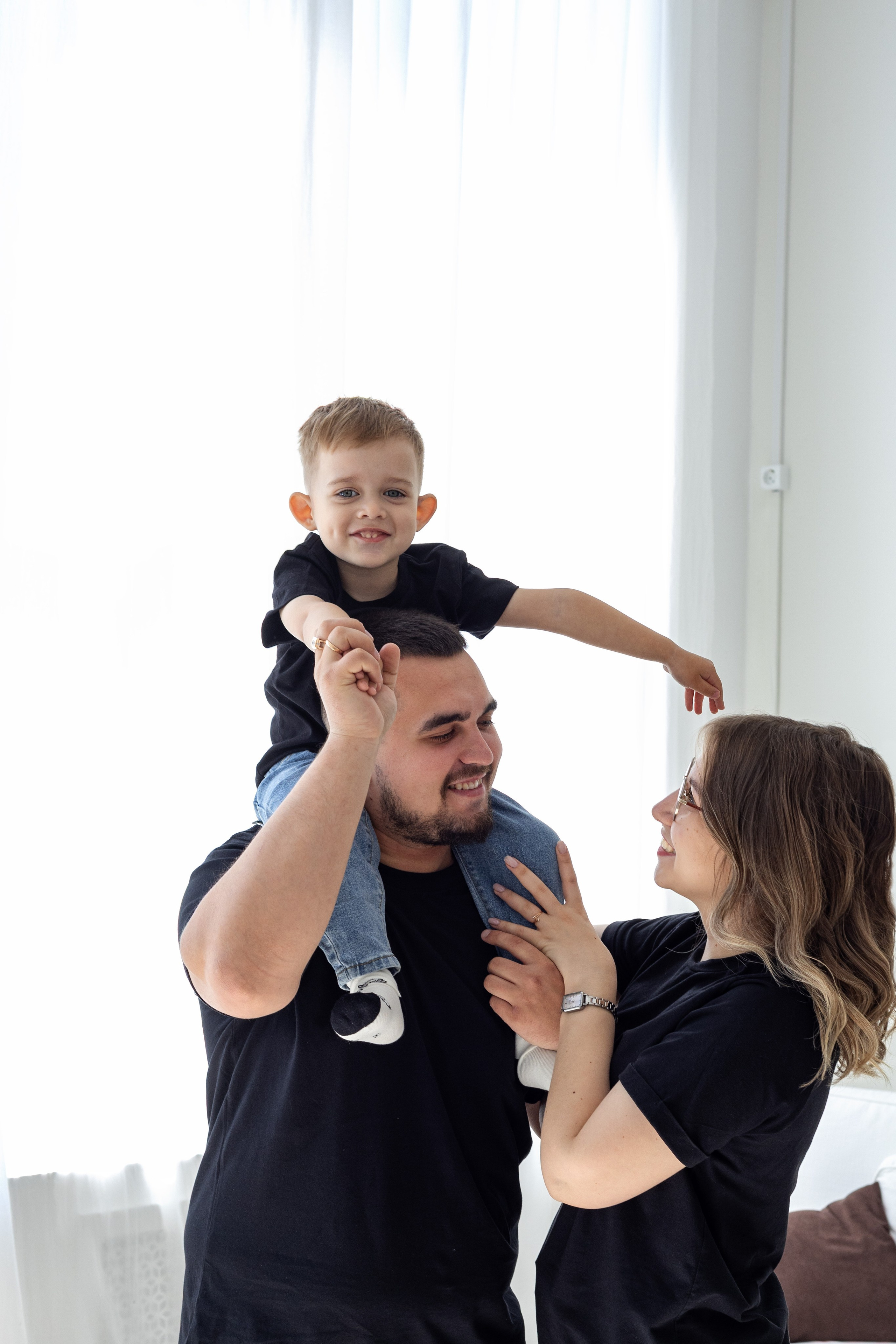 Семейная фотосессия в студии (Михаил, Крестина и Макар). Женский фотограф в Орске Новотроицке Динара Долганова