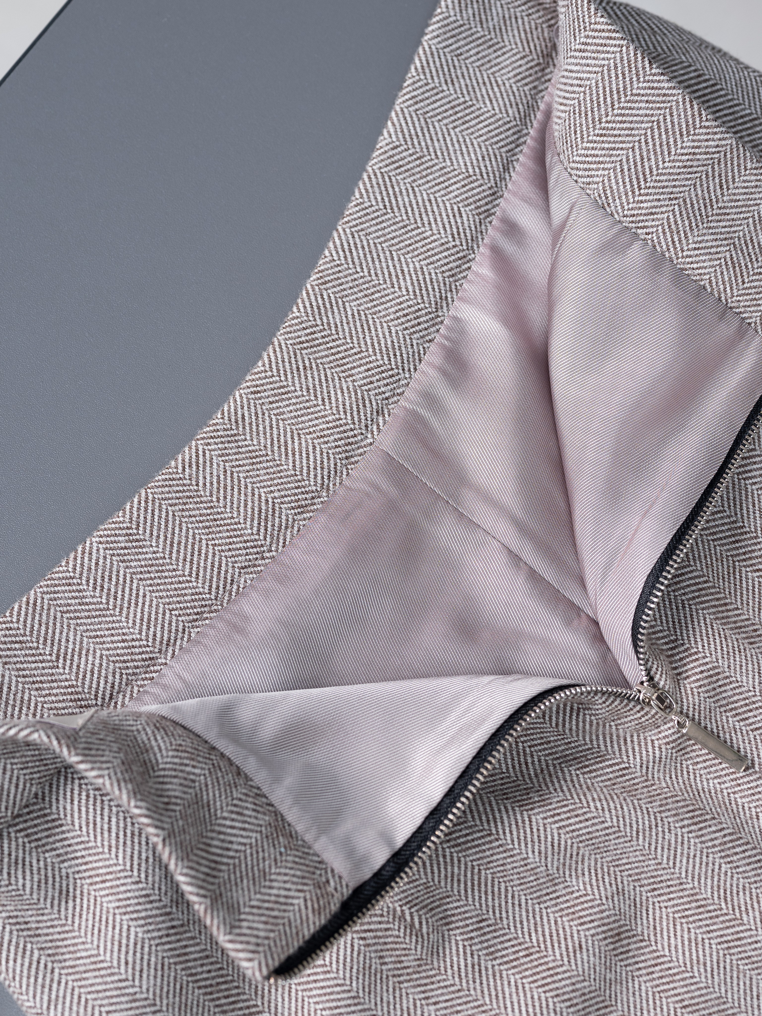 Юбки классика серый фон+интерьер. Предметный фотограф, фото для маркетплейсов Пятигорск, КМВ