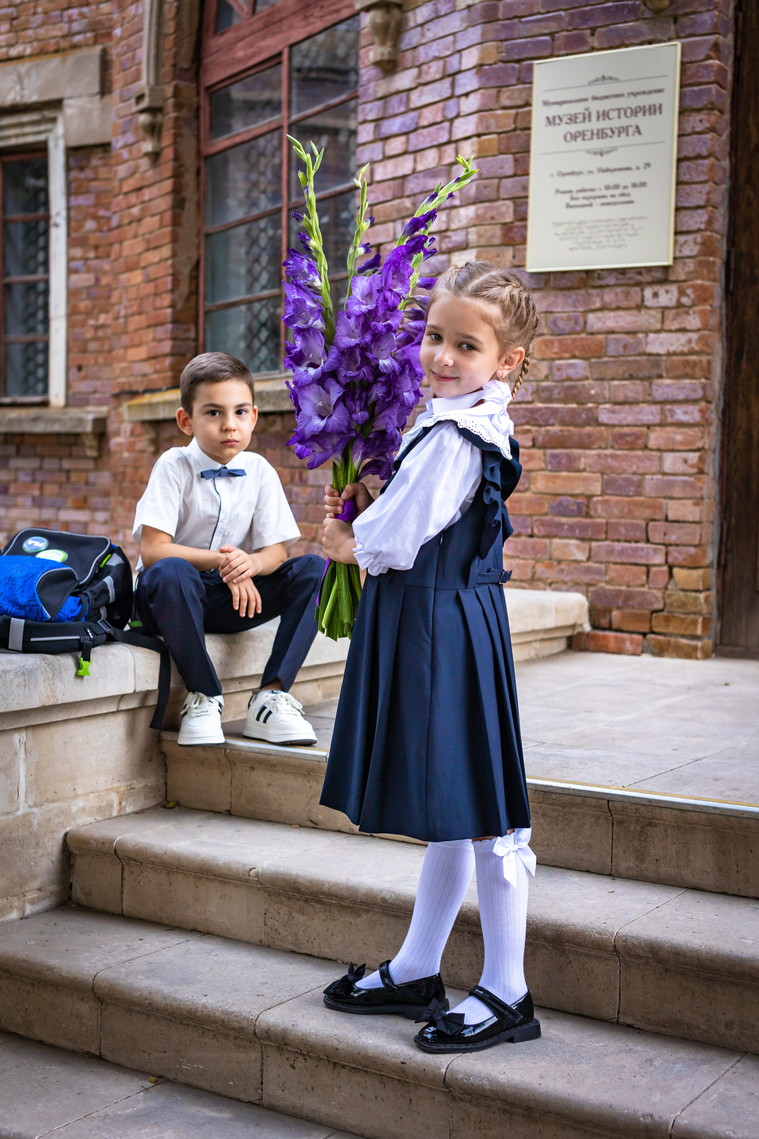 Рома и Белла идут в школу. Фотограф в Оренбурге. Профессиональный фотограф