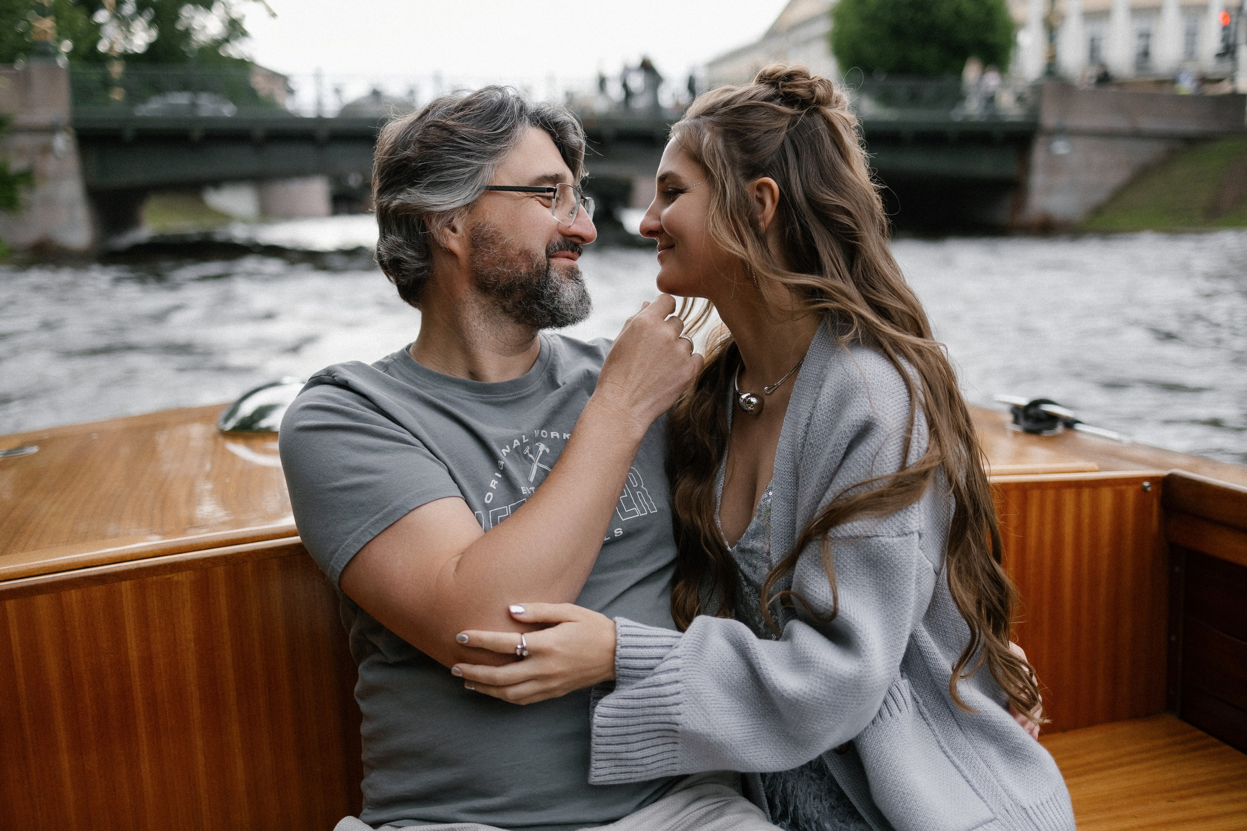 Прогулка на венецианском катере. Свадебный фотограф в Санкт-Петербурге Ксения Кобышева