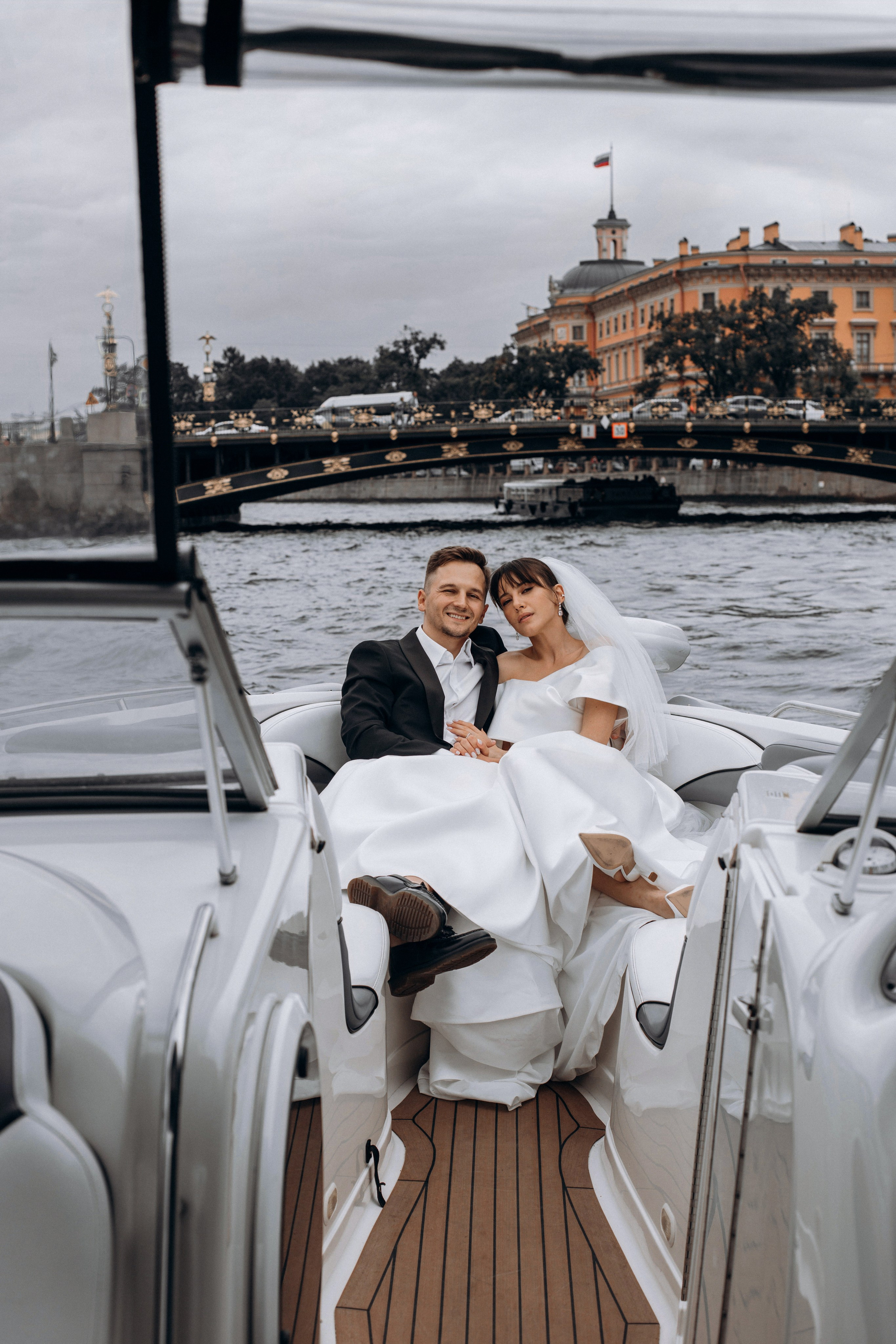 Свадьба на катере. Свадебный фотограф в Санкт-Петербурге Вика Стукачева