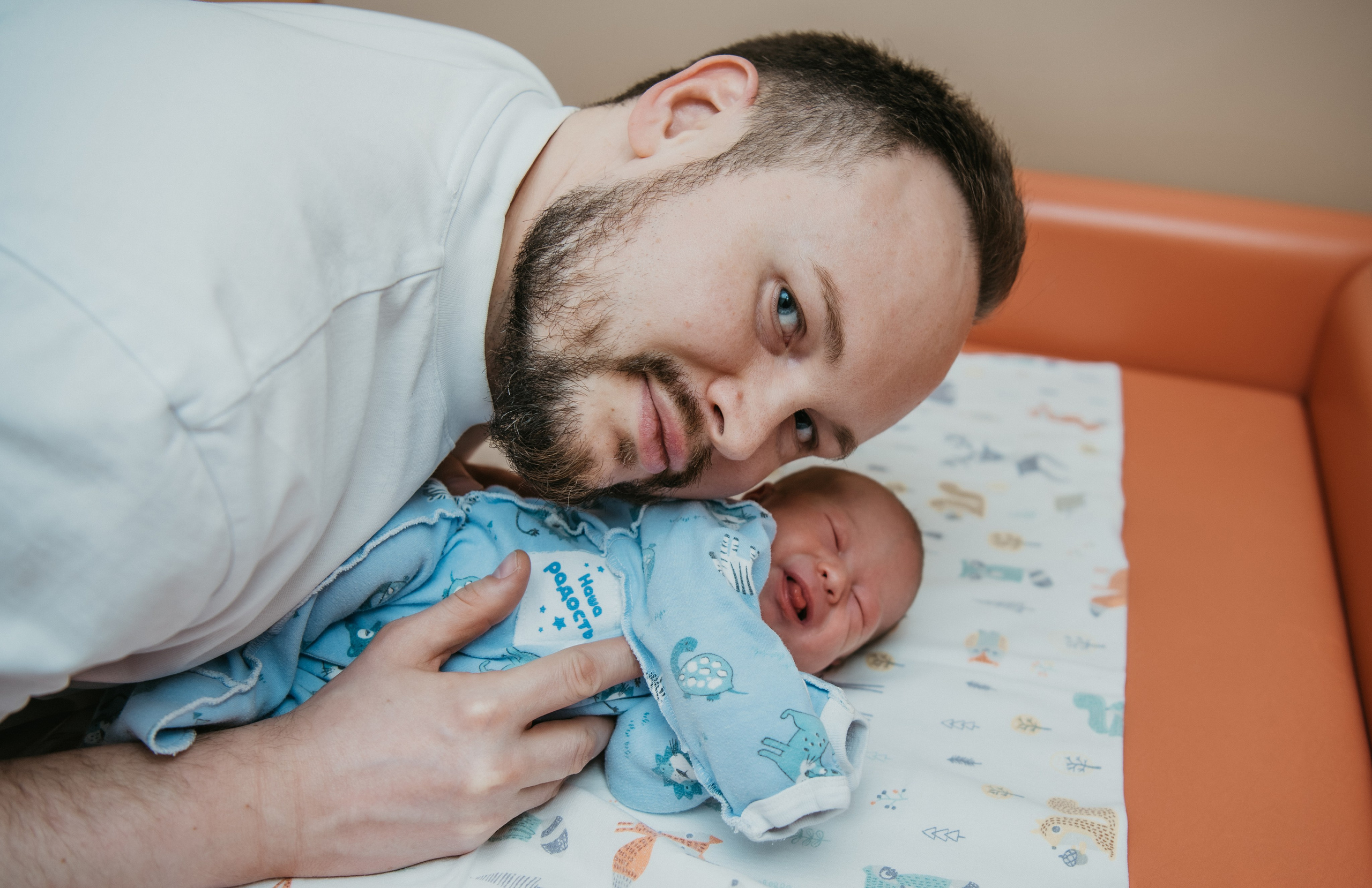 Выписка малышки. Мать и дитя на Севастопольском. Фотограф на выписку из роддома в Москве и МО