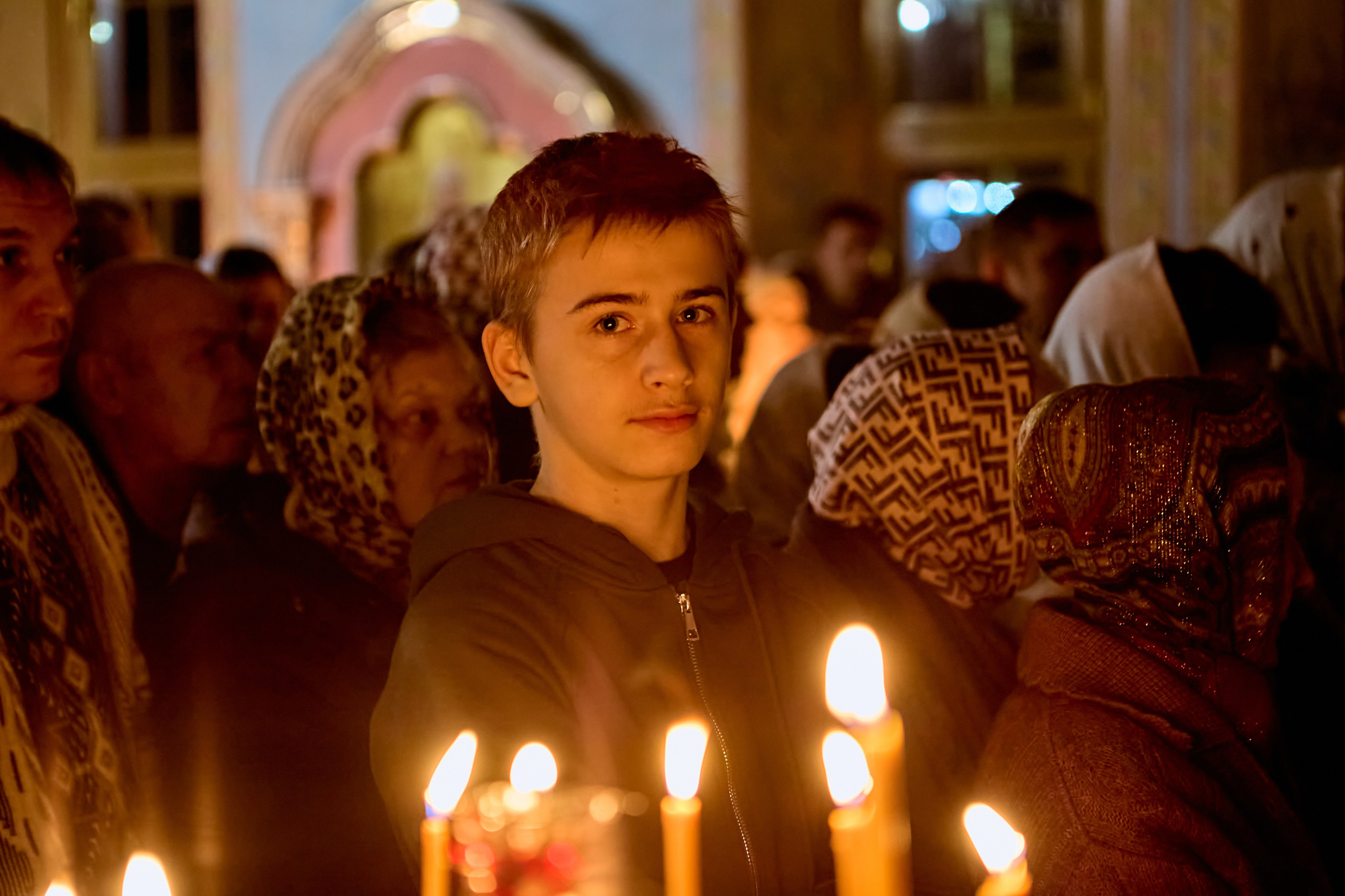 Мальчик 12 лет на Новогодней ночной службе в храме 