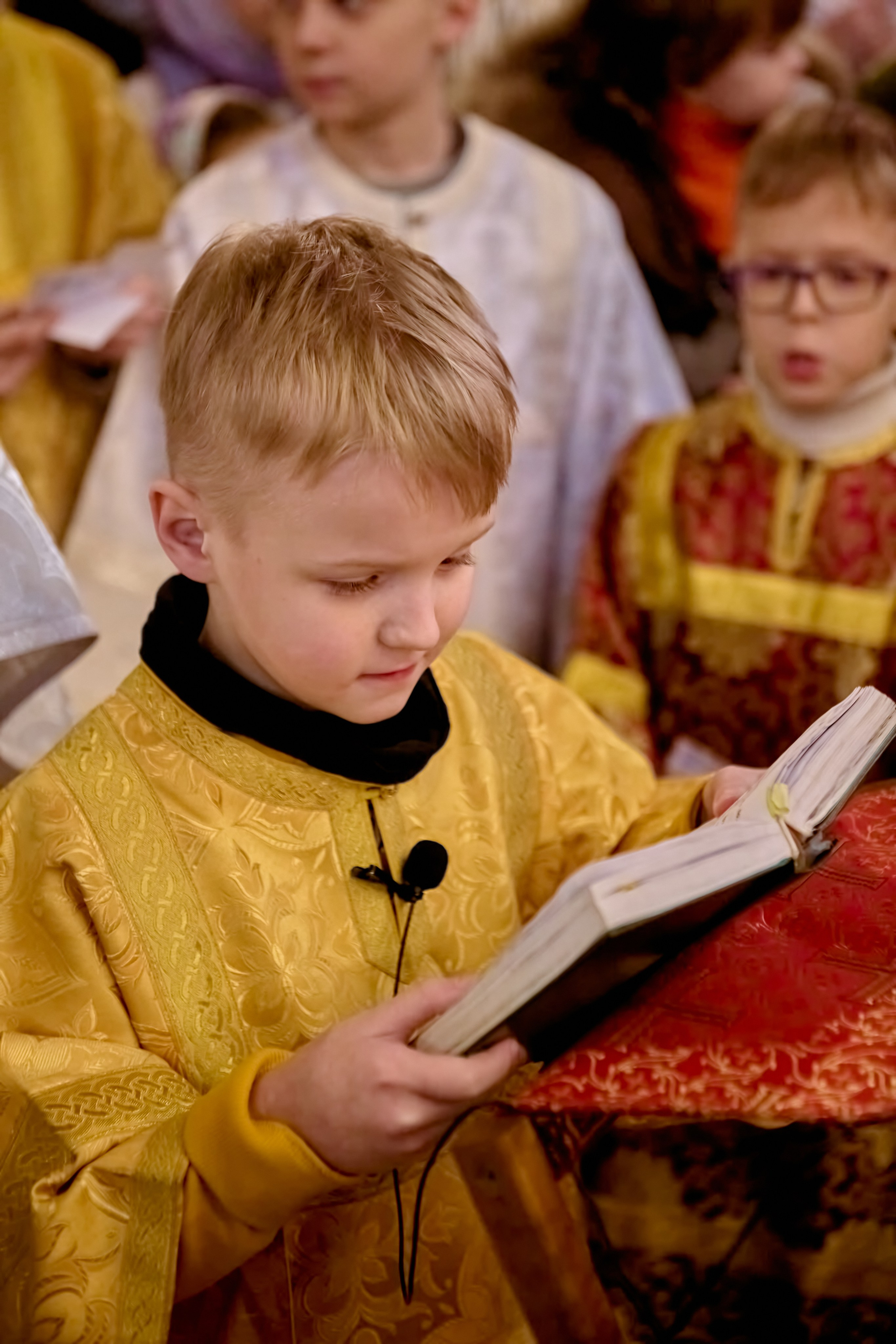Мальчик, 8 лет читает Апостола на водосвятном молебне