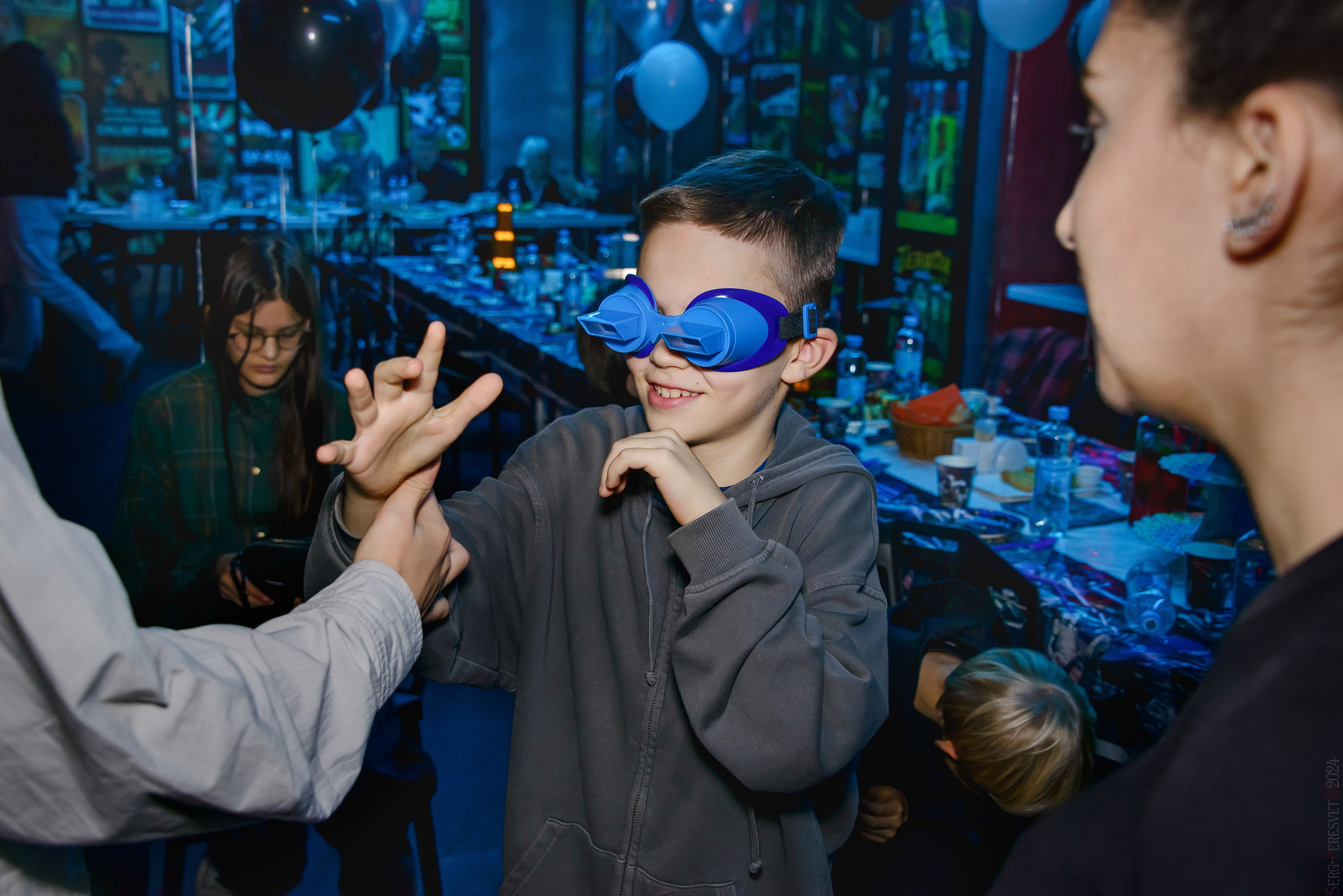 День рождения — шоу 2024-25: мафия, сахарная вата, бумажная дискотека, пиньята, зеркальный лабиринт. Ваш фотограф на праздник в Москве, Раменском, Жуковском, Люберцах